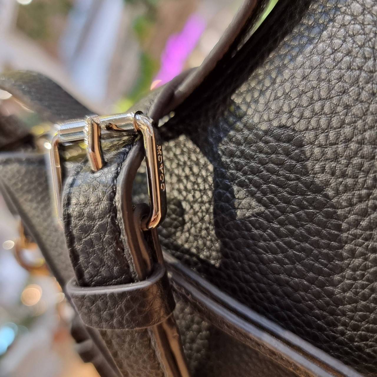 COACH C6807 KLEO HOBO IN SIGNATURE CHAMBRAY ใหม่ล่าสุด คอลเลคชั่นสุดคิ้วท์ ที่สาวๆต้องหลงรัก กระเป๋าสะพายทรงโฮโบ ที่ดีไซน์มาให้ปรับใช้งานได้หลากหลาย วัสดุหนัง pepble สวยหรู รูดเปิด-ปิดด้วยซิป ภายในเป็นช่องโล่ง สายคล้องสามารถถอดออกใส่สายยาวสะพายข้างได้ หรื