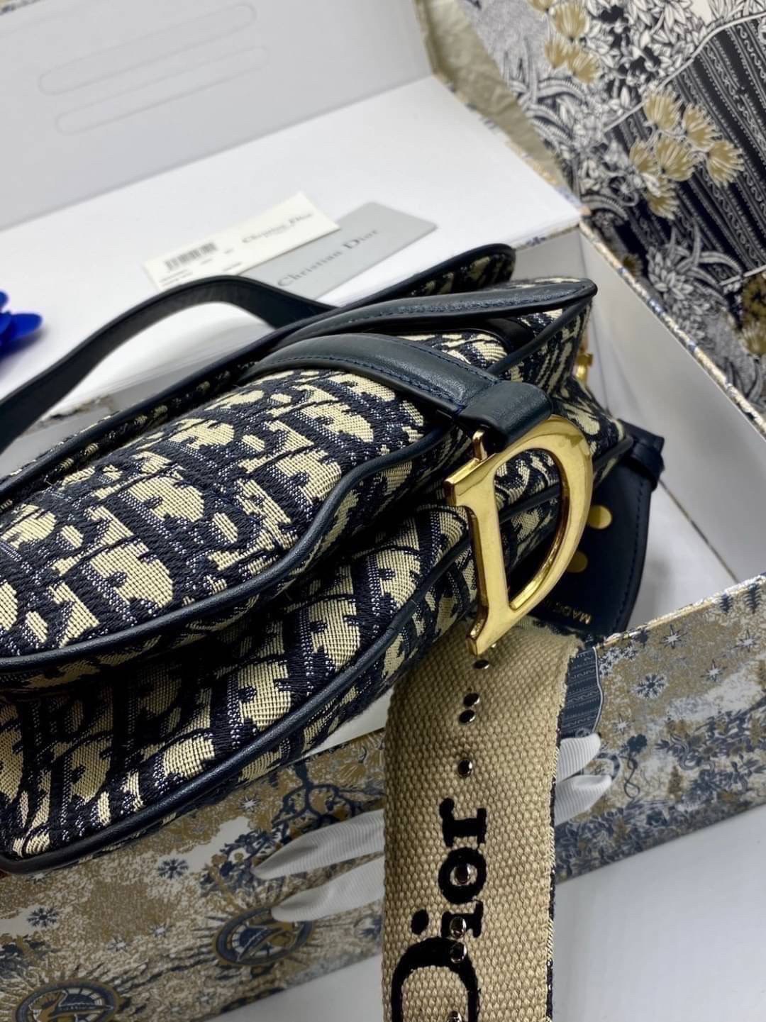 หนังแท้ DIOR SADDLE BAG Oblique Embroidery รุ่นใหม่ กระเป๋ารุ่นยอดนิยมตามแบบฉบับแบรนด์ งานทอลายคมชัด ใช้งานได้ 2 แบบ สะพายยาว CROSSBODY และสายสั้นถือได้เก๋ๆ ลุคนี้คูลสุดๆ เลยค่าา ภาพถ่ายจากสินค้าจริง! สวยมาก พร้อมส่งที่ไทยราคาสุดคุ้ม สาวๆ ห้ามพลาดค่ะ!