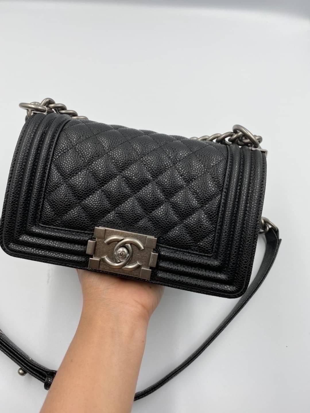 VIP 】หนังแท้ CHANEL BOY Mini Caviar Leather Silver/Gold กระเป๋าสะพายรุ่นยอดนิยมตลอดกาล หนังคาเวียร์อย่างดี อะไหล่เงินและทองรมควัน หรูหรามาก รุ่นนี้ไม่ต้องพูดเยอะ ขายดีตลอดปีเข้าเพิ่มไม่เคยพอเลยค่าา พร้อมส่งแล้ววน้าา สาวๆ จัดด่วนค่าา