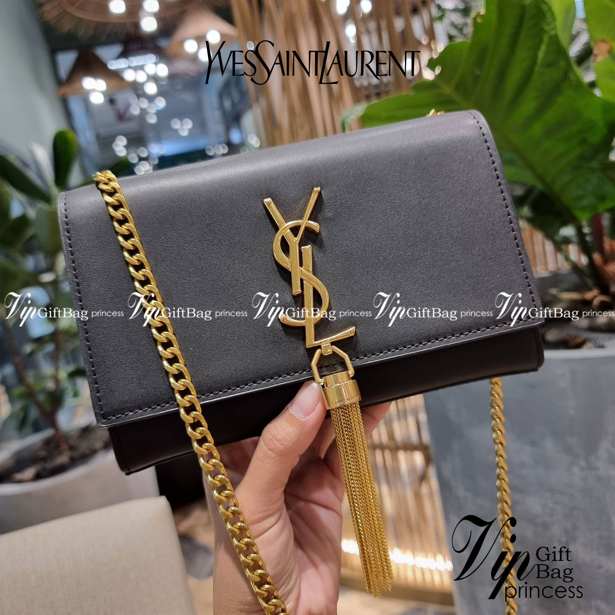 Yves Saint laurent small kate bag สุดหรู ทรง woc ที่แสนจะฮอตปรอทแตก ดีไซน์เรียบ แต่แอบมีดีเทลความหรูที่พู่ห้อยสีทองโดดเด่น เพิ่มความแพงอีกหนึ่ง วัสดุหนังแท้สัมผัสดีงาม ใช้งานง่ายเพียงแค่เปิด-ปิดด้วยกระดุมแม่เหล็ก ภายในเป็นช่องโล่ง มีช่องใส่บัตร ใส่มือถือ 