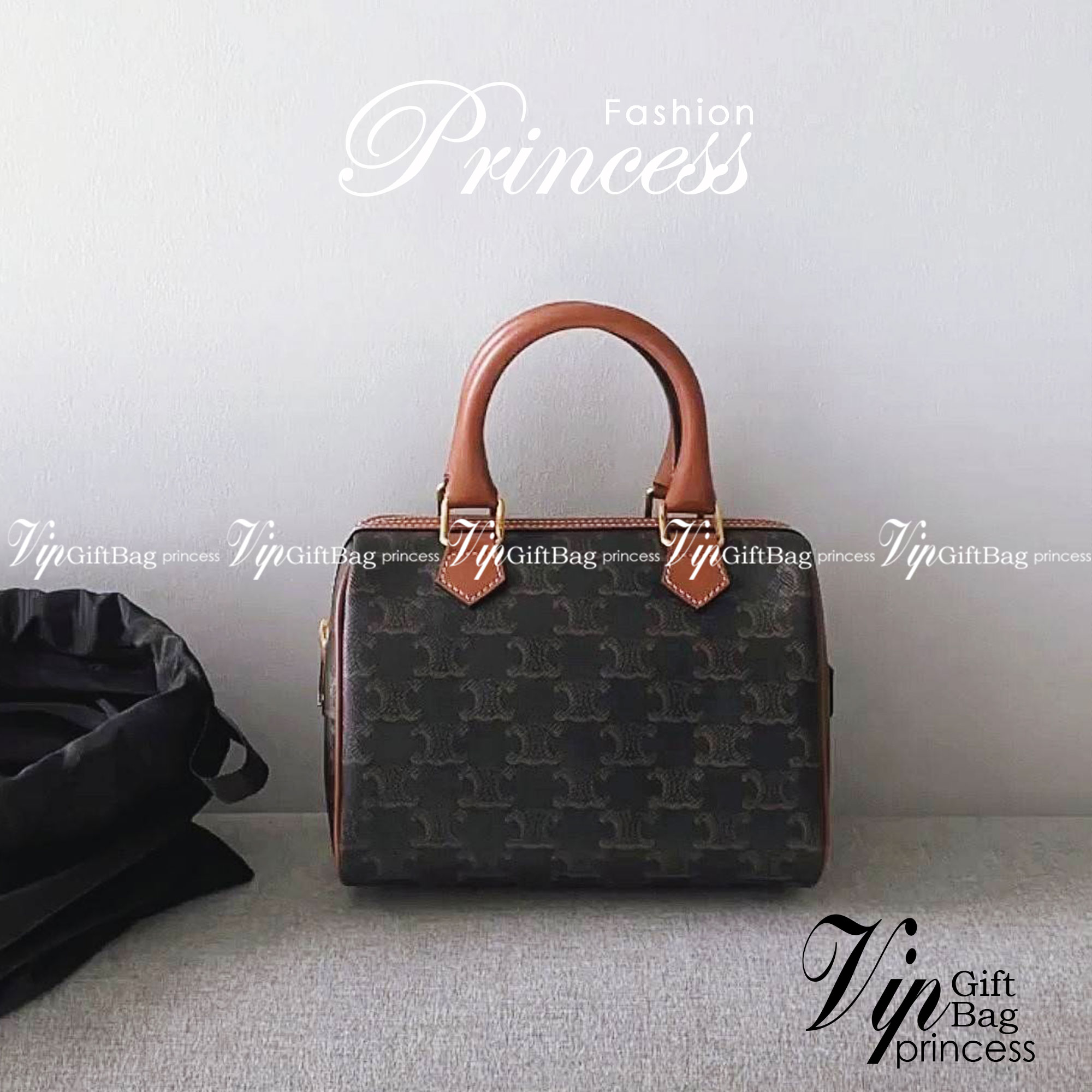 CELINE MINI CROSSBODY BAG VIP วัสดุ Triomphe Canvas สวยอยู่ทรงดีไซน์ยอดนิยมทรง Speedy ไม่มีเอ้าท์ค่ะ เปิดปิดด้วยซิปแบรนด์อะไหล่ทอง ใส่กระเป๋าสตางค์ มือถือ ของจุกจิกได้เยอะ หูจับแข็งแรงพับลงได้ พร้อมสายหนังยาวปรับระดับได้ถอดได้ อะไหล่แบรนด์สีทองหรูมีโลโก้ 