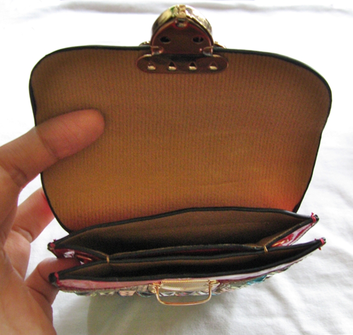 กระเป๋าหนังแก้วแบบถือหรือสะพายข้างสีแดงประดับพลอยค่ะ