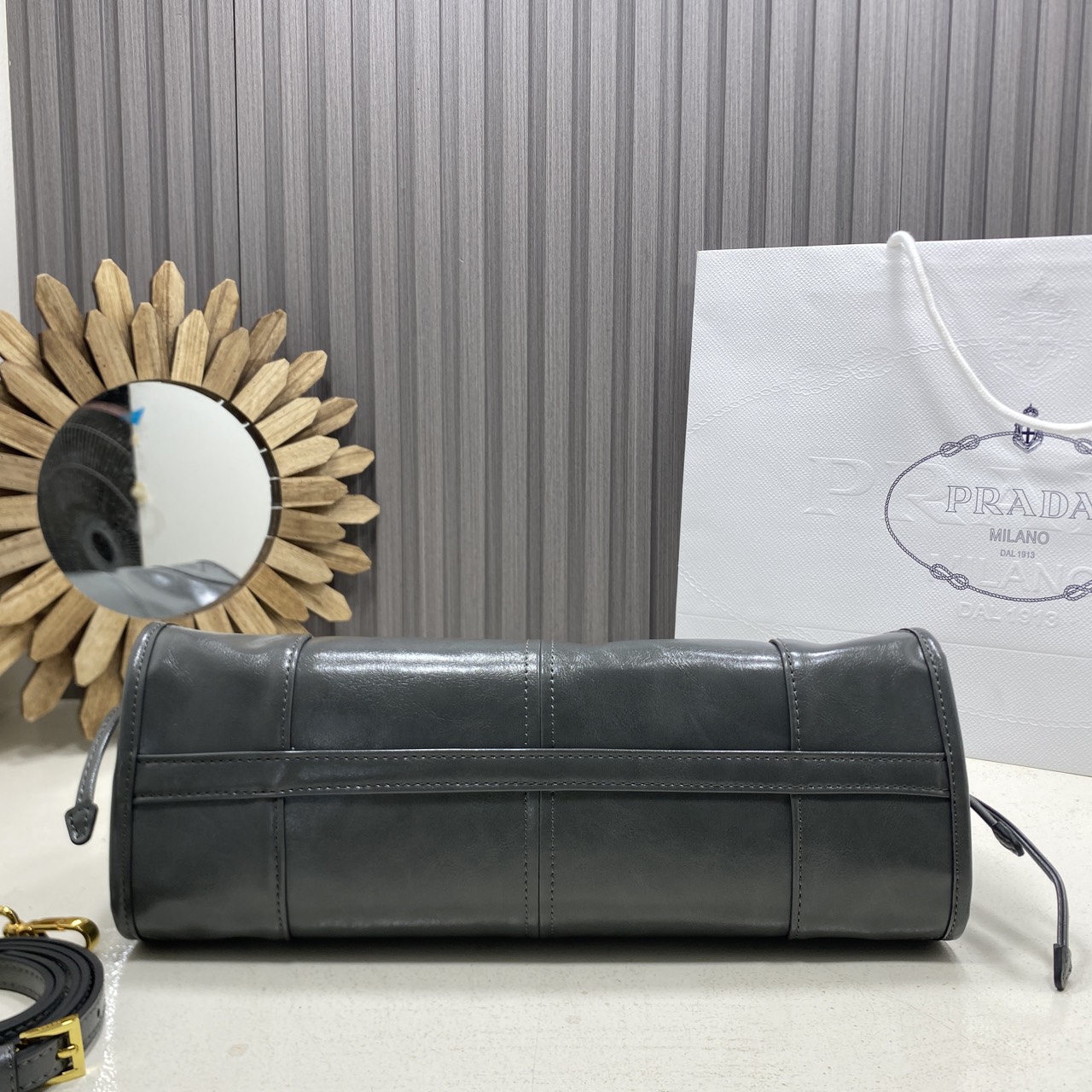 ORI หนังแท้ | Prada Bonnie medium leather handbag 32cm กระเป๋าสะพายทรงโท้ท โดดเด่นด้วยดีไซน์ที่เน้นความประณีตแต่ใช้งานได้จริง หนังเนื้อนุ่มเคลือบเงา เน้นย้ำเสน่ห์อันทันสมัยและใช้งานได้หลากหลาย