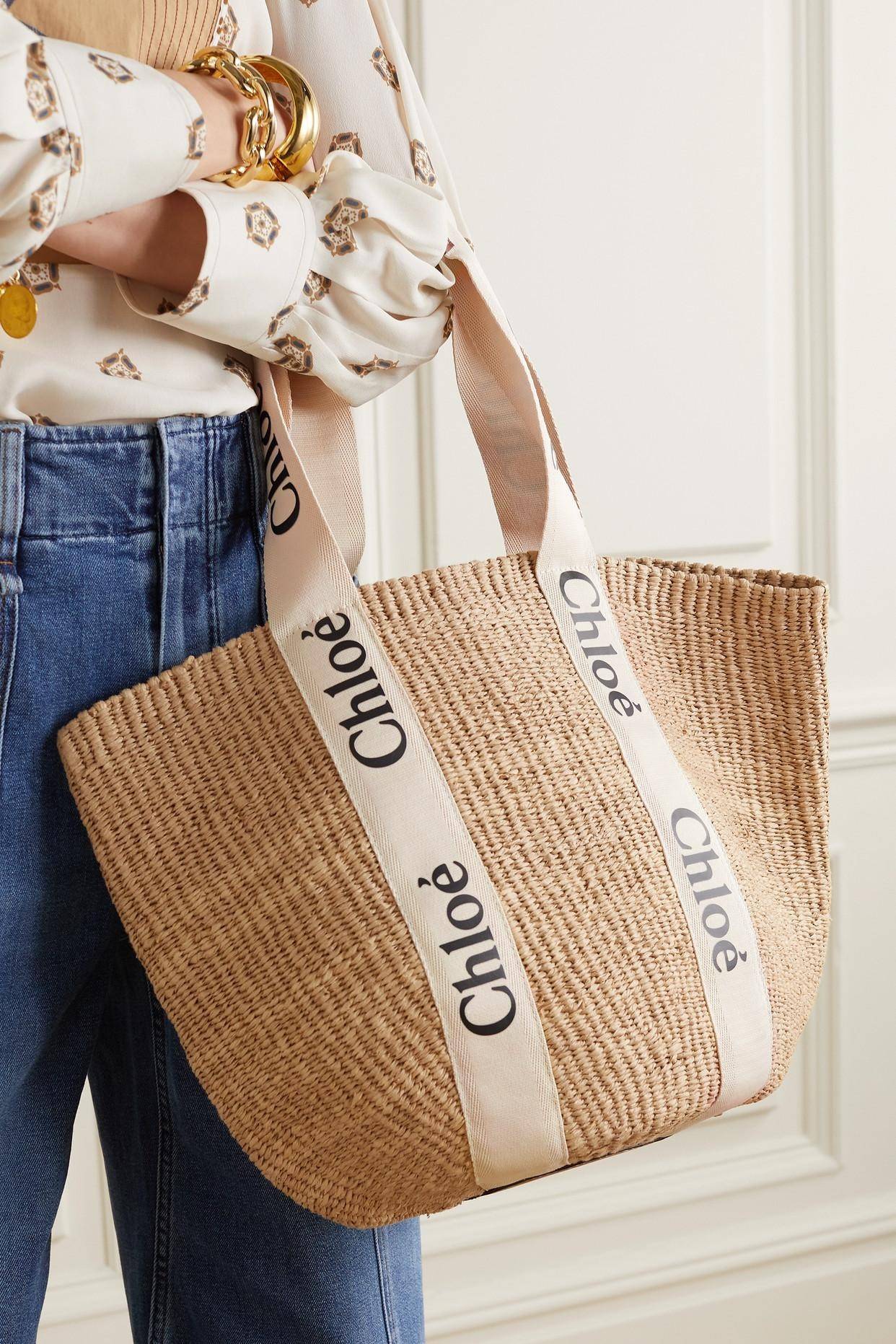 CHLOE LARGE WOODY BASKET กระเป๋าสะพายสานทรงตะกร้า ยอดฮิตติดลมของแบรนด์ ด้วยวัสดุสังเคราห์จากธรรมชาติ สานทอเต็มใบออกมาเป็นลวดลายสวยงาม ตัดด้วยริบบิ้นคาดโดดเด่น ภายในโล่งกว้างมาก จุของได้เต็มที่ เป็นดีไซน์ผู้ดีย้อนยุคที่ดูแพงจริงๆ ใบนี้สามารถสะพายไปเที่ยว ไ