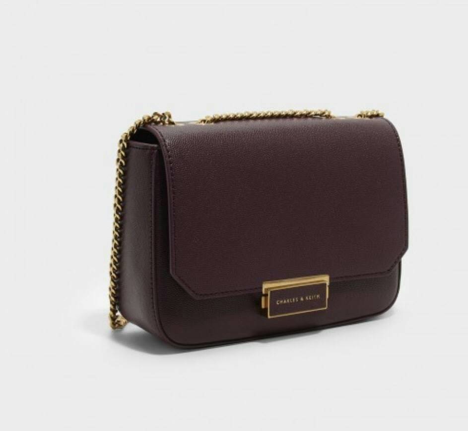 CHARLES & KEITH PUSH-LOCK CHAIN SLING BAG 2018 กระเป๋าสะพายวัสดุหนังคาเวียร์สวยอยู่ทรง ขนาดมินิกำลังดี น้ำหนักเบา เปิดปิดด้วยฝาปิดตัวล็อคปั๊มโลโก้ด้านหน้า ภายใน มีช่องซิป และช่องใส่บัตร มาพร้อมสายสะพายโซ่ยาวสามารถซ้อนสายสั้นสะพายไหล่ หรือสายยาว Crossbodyไ