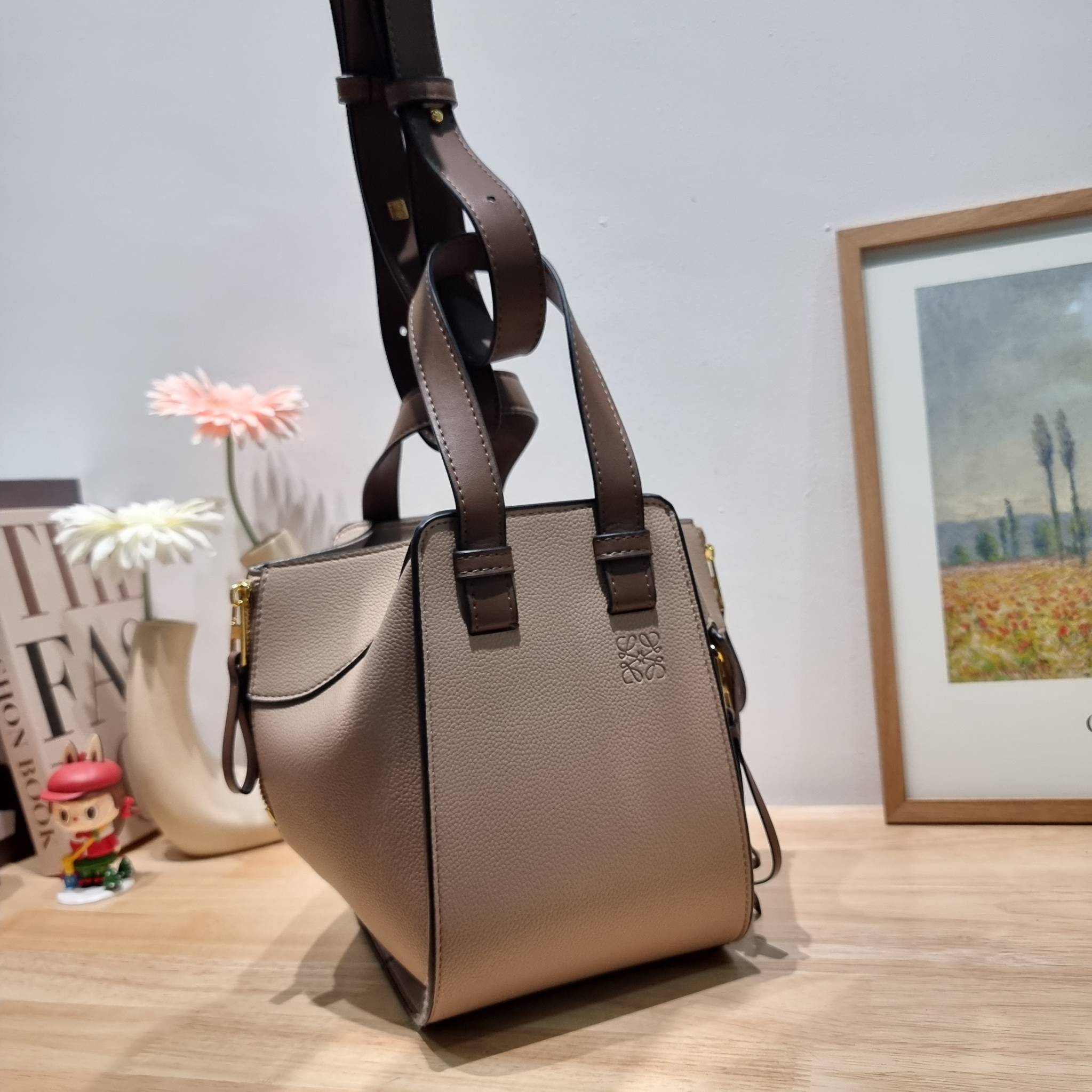 LOEWE SMALL HAMMOCK IN SAND GRAINED LEATHER คอลสุดฮิต ไอเท็มยอดนิยม ที่ใครๆก็ใช้กัน!! กระเป๋าสะพายดีไซน์สุดแซ่บ ที่สามารถปรับเปลี่ยนรูปทรงได้หลากหลาย