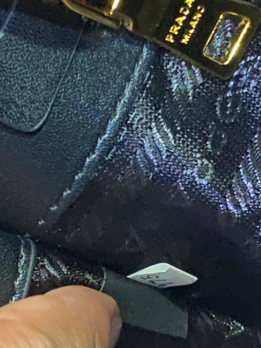 PRADA Small Prada Symbole jacquard fabric handbag แบบใหม่ล่าสุดจากแบรนด์ดัง จัดให้แบบเลิศๆ กับกระเป๋าทรงโท้ท สวยเอกลักษณ์ ภายในโล่งกว้างมาก ใส่ของแบบแน่นๆ จุๆไปได้เลย หมดห่วง!! และยังมีสายครอสบอดี้มาให้ จะสะพายชิคๆคูลๆ จะถือแบบปังๆ ก็เอาอยู่ทุกลุค ราคาคุ้