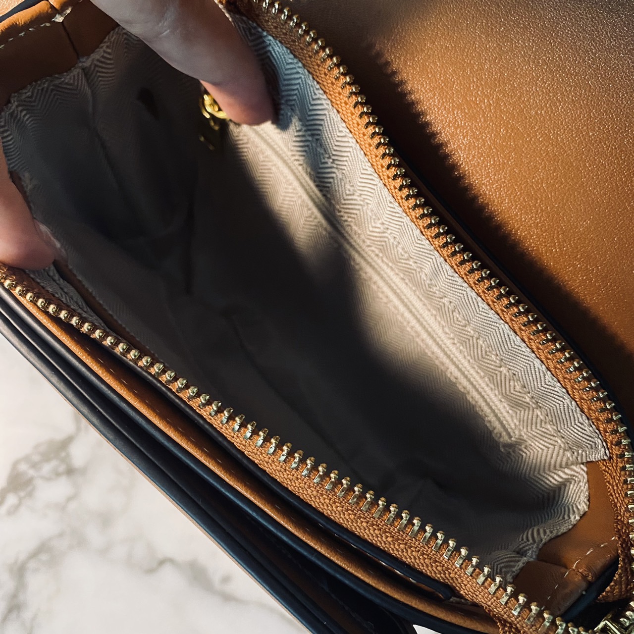 CELINE Teen Triomphe Bag 20cm กระเป๋าสะพายรุ่นยอดนิยม งานสวยอยู่ทรง ไม่มีไม่ได้เลยกับไอเท็มสุดคลาสสิค เนเชอรัลโทน ดูดี ดูแพง -- รับตัวแทนกระเป๋า