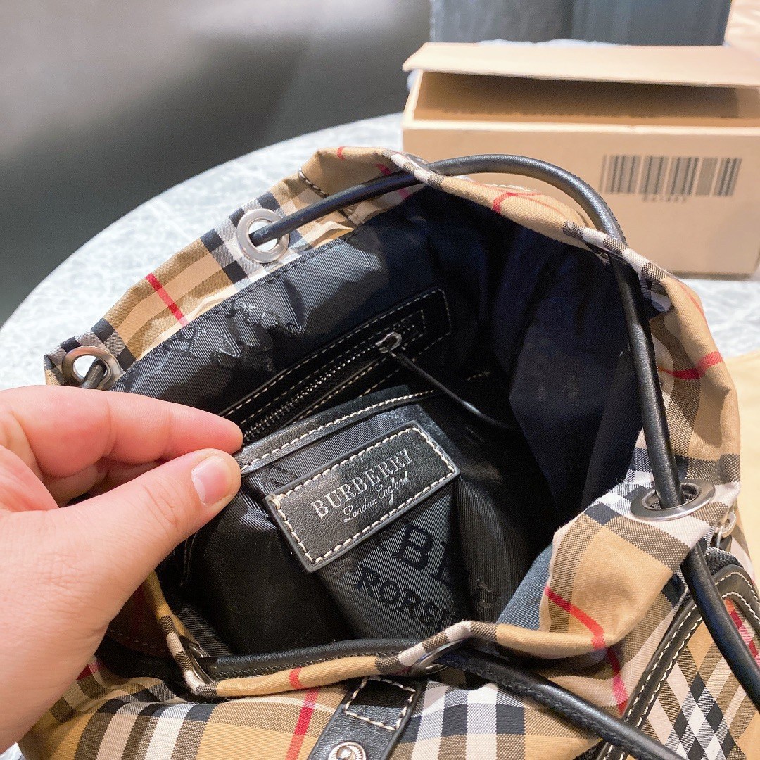 BURBERRY BAGPACK VIP GIFT WITH PURCHASE (GWP) พรีเมี่ยมกิ๊ฟ Limited Edition จาก BURBERRY วัสดุผ้าCanvasสลับหนัง เป้ทรงสวย