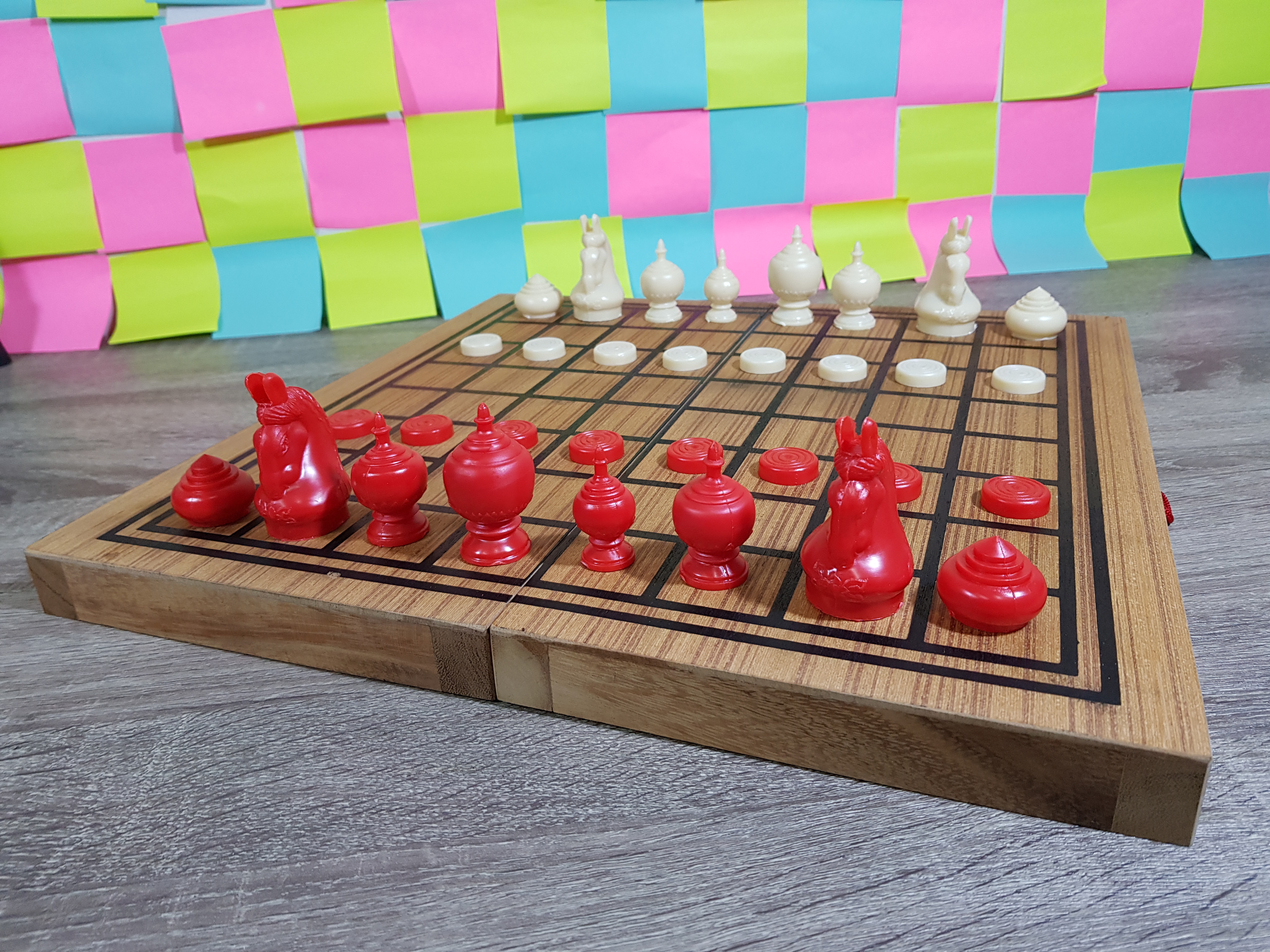 ชุดหมากรุกไทยพลาสติกสีแดงและสีขาวพร้อมกระดานไม้และกล่องหีบไม้