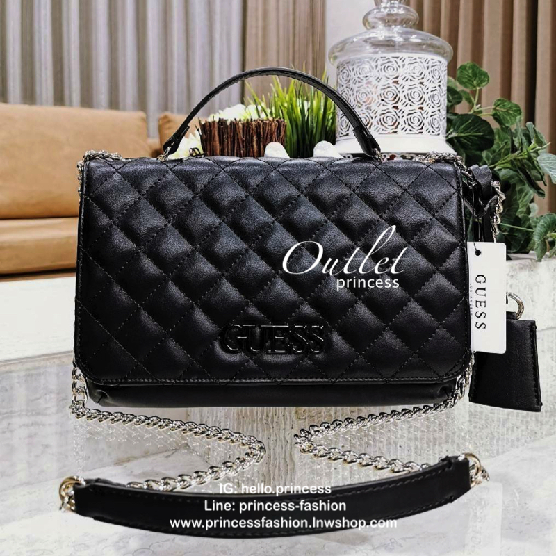 GUESS CROSSBODY BAG กระเป๋าสะพายรุ่นใหม่ล่าสุดทรงเหลี่ยมหนังนิ่มสวยเดินเส้นลายตารางอยู่ทรงด้านหน้าประดับโลโก้ GUESS สวยดูมีเปิดปิดด้วยฝาปิด ภายในมีช่องแบ่งสองช่องเป็นสัดส่วนใส่กระเป๋าสตางค์ใบยาว มือถือ ของจุกจิกได้เยอะ พร้อมสายสะพายโซ่ต่อหนังจะเลื่อนใช้สา