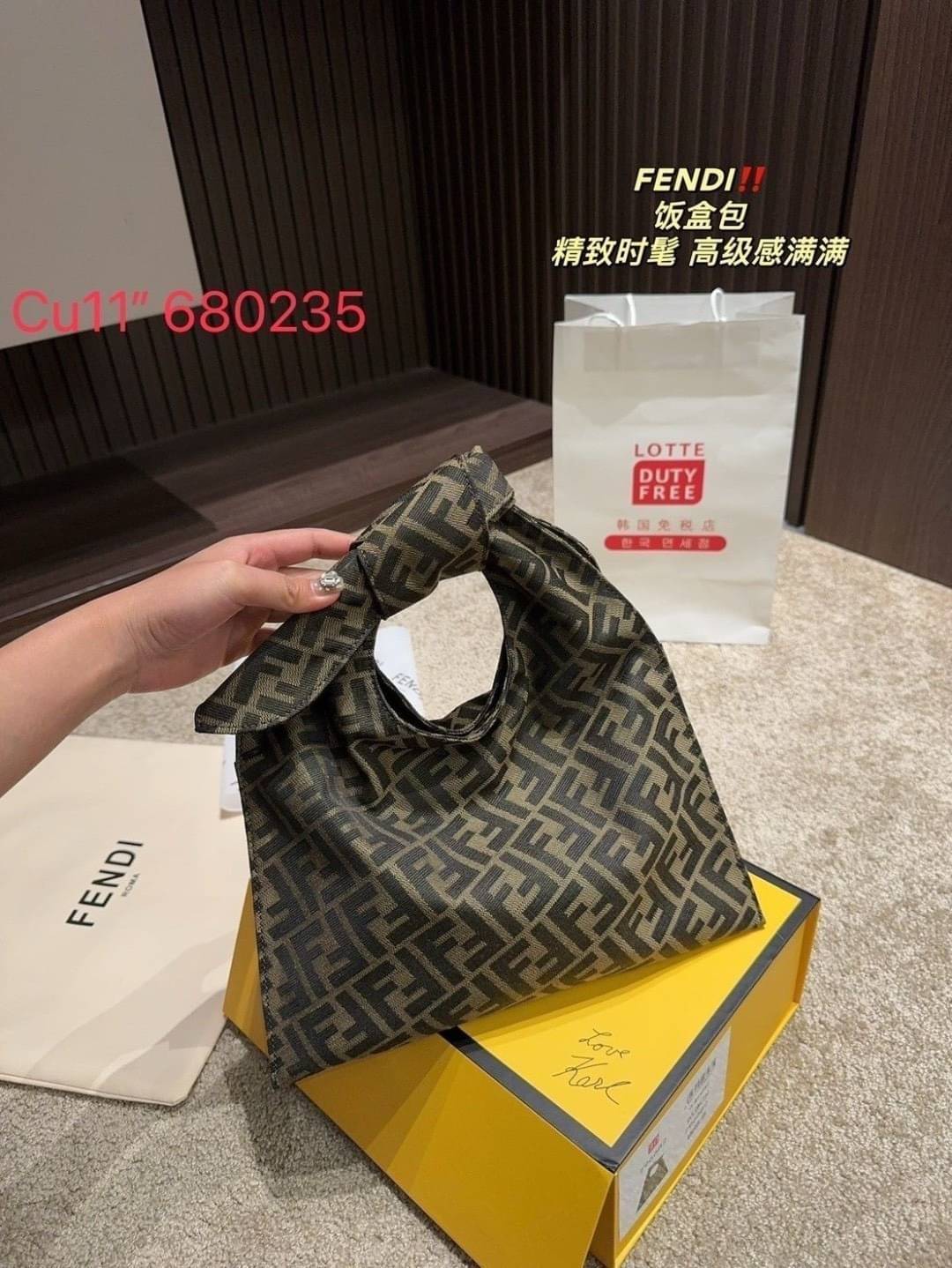 FENDI Shopper Brown FF jacquard bag กระเป๋าทรงช็อปเปอร์ลายโมโนแกรม ดีไซน์ไม่ซ้ำใคร จุของได้สบายๆ ภายในโล่งกว้าง ใส่ของจำเป็นได้ครบ เหมาะมากกับ short vacation ในวันสบายๆ ชิลๆ ราคาน่ารักสุดคุ้ม ห้ามพลาดเลยน้า!!