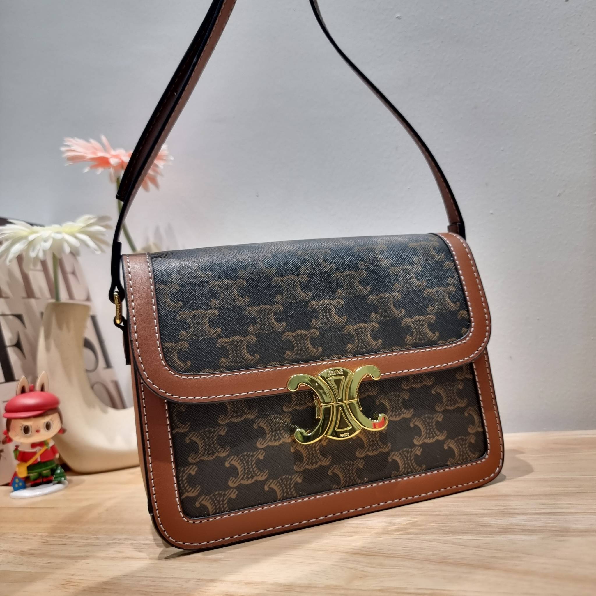 CELINE Classique Triomphe Bag / CELINE TRIOMPHE BAG MEDIUM IN TRIOMPHE CANVAS AND CALFSKIN ไม่มีไม่ได้เลยกับไอเท็มสุดคลาสสิค ที่รอบนี้จัดให้ไซส์ใหญ่กว่าเดิม กระเป๋าสะพาย สวยอยู่ทรง ดีไซน์เป็นธรรมชาติ เนเชอรัลโทน