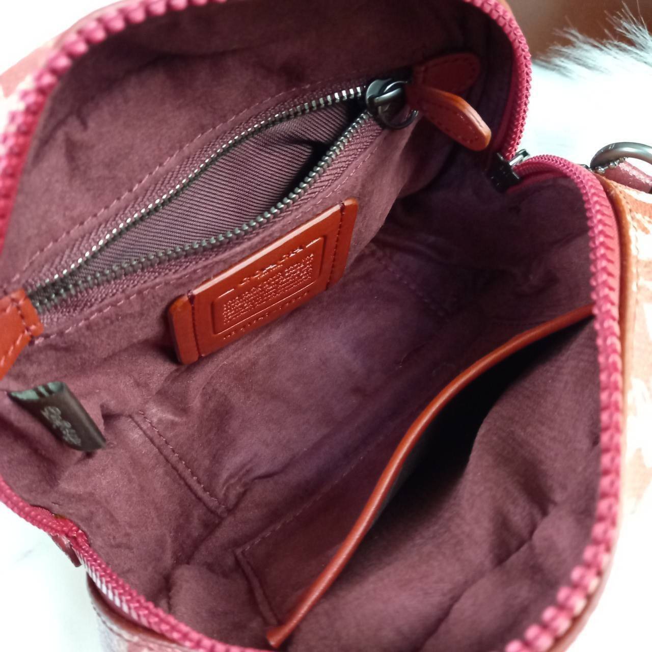 COACH Camera Bag 26, rainbow-red pattern COACH Camera Bag 16 With Horse And Carriage Print and Heart OXBLOOD (F79369 F88264) 🍁น่าใช้มากมาย รุ่นนี้มาพร้อมสายสปอร์ตใหญ่ ถอดเก็บได้ ปรับระดับได้ หนาแน่น ทนทาน จุของได้เยอะพอสมควร //วัสดุแคนวาส
