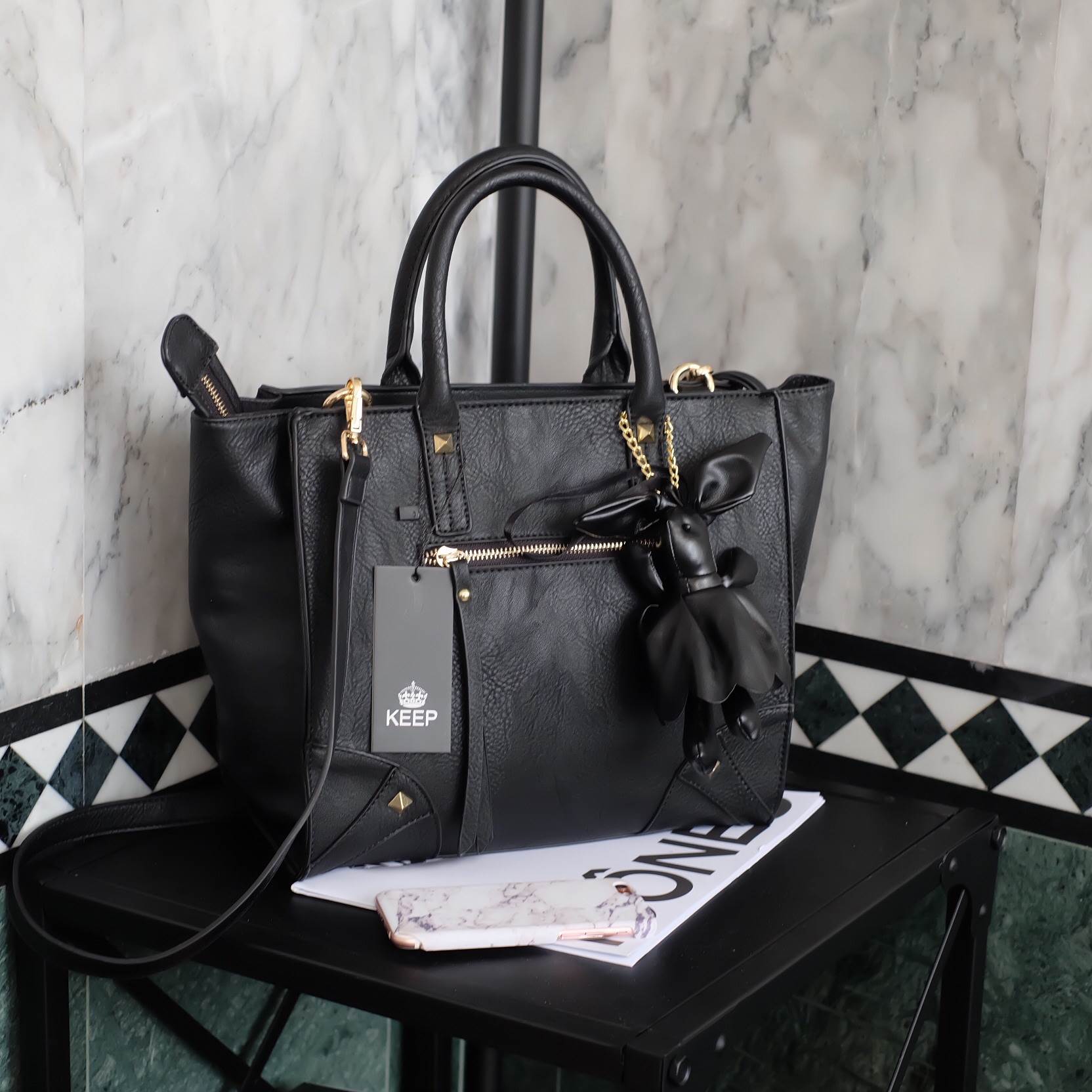 รุ่นใหม่ล่าสุดเลย ห้ามพลาดน๊า !! จากแบรนด์ KEEP รุ่น Teena mini handbag (( size นี้ ใส่กระเป๋าตังค์ยาว และโทรศัพท์ได้ทุกรุ่นคะ )) กระเป๋าสะพายข้าง ขนาดกะทัดรัด หนังเนื้อดี ลายหนังชัด ทนทานคะ น้ำหนักเบา ดีไซด์ ทันสมัย เข้าได้กับทุกชุด สายสะพายเป็นสายหนังปร