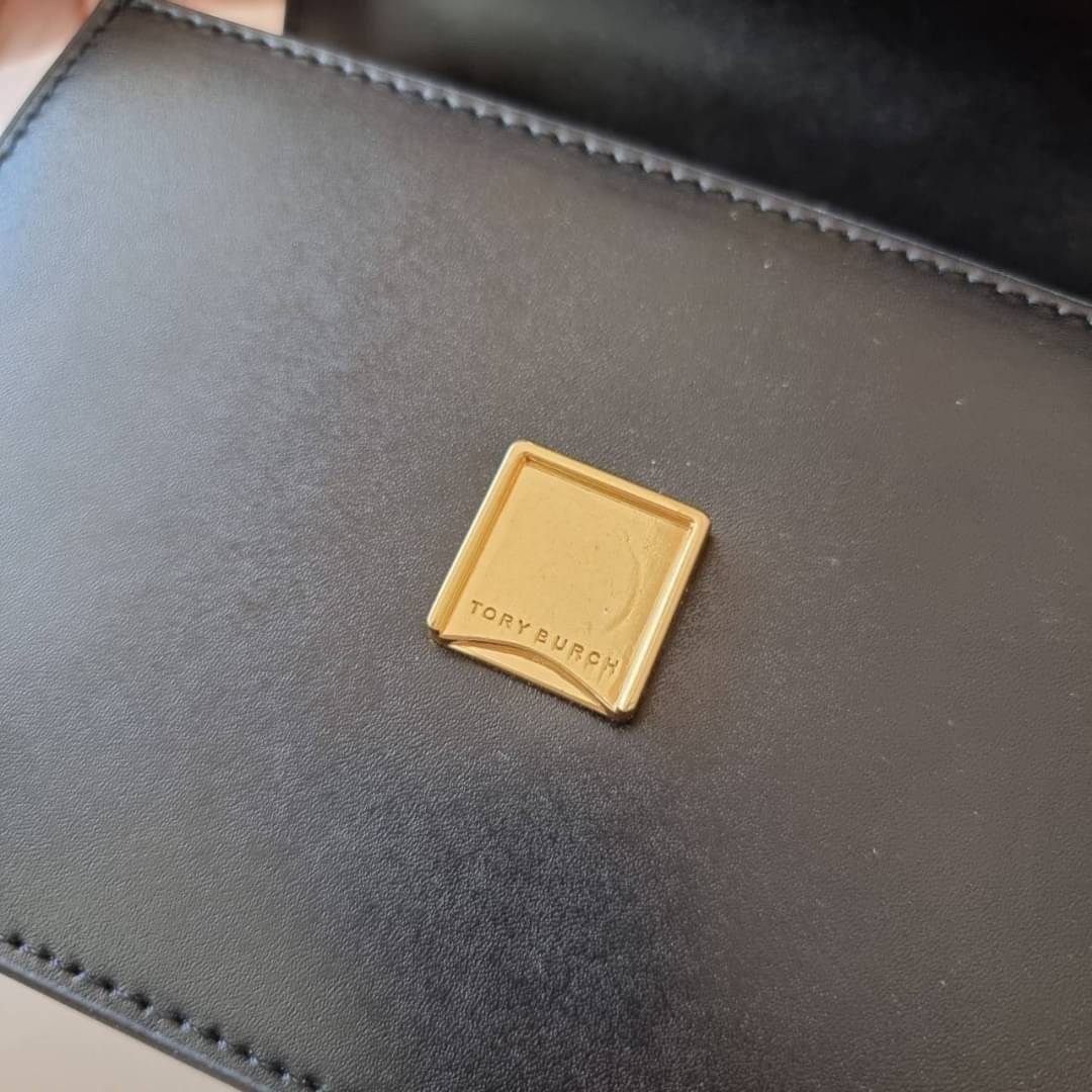 TORY BURCH ELEANOR SMALL CONVERTIBLE SHOULDER BAG ฮอตไอเท็ม รุ่นนี้ขายดีขายหมด สวยหรู คุณหนู ผู้ดี!! หายากมากแล้วน้า กระเป๋าสะพายข้าง ดีไซน์อยู่ทรง ขนาดกำลังสะดวกใช้สำหรับสาว วัสดุหนังแท้เต็มใบ สีทูโทน เปิด-ปิดด้วยแถบแม่เหล็ก ภายในแบ่งสัดส่วนได้เป็นอย่างด