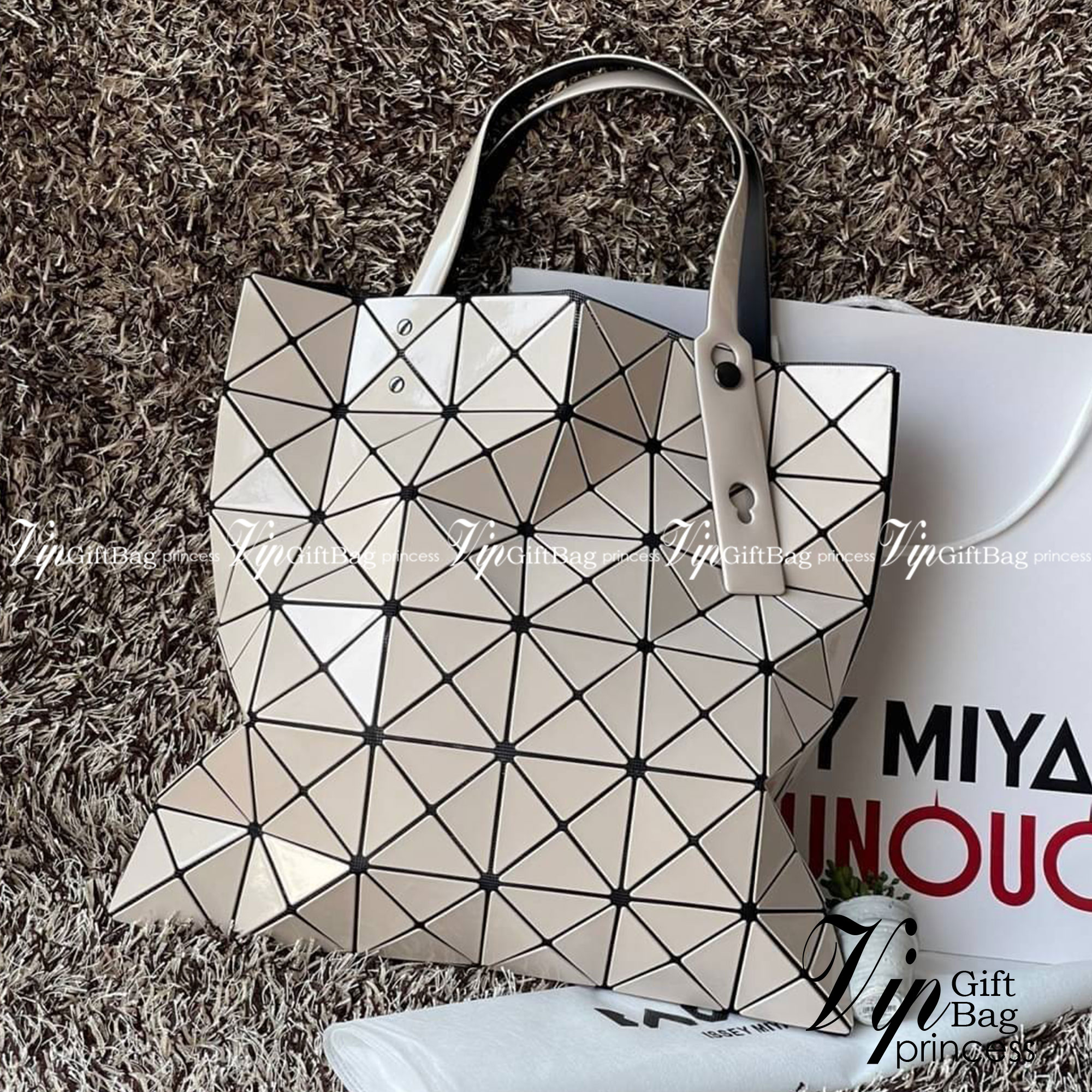 Baobao Issey Miyake 6x6 กระเป๋า Tote รุ่นนี้ถือว่าเป็นกระเป๋า Tote ไซส์กลางที่เหมาะกับการพกพาสิ่งของที่จำเป็นในทุก ๆ วัน มาพร้อมสายที่สามารถปรับได้ทั้งสองสาย และมีช่องใส่ของช่องเล็กด้านใน 1 ช่อง จุของได้เยอะแถมยังทนทาน ใช้เป็น Everyday Bag ได้เลยคะ พกพาสะ