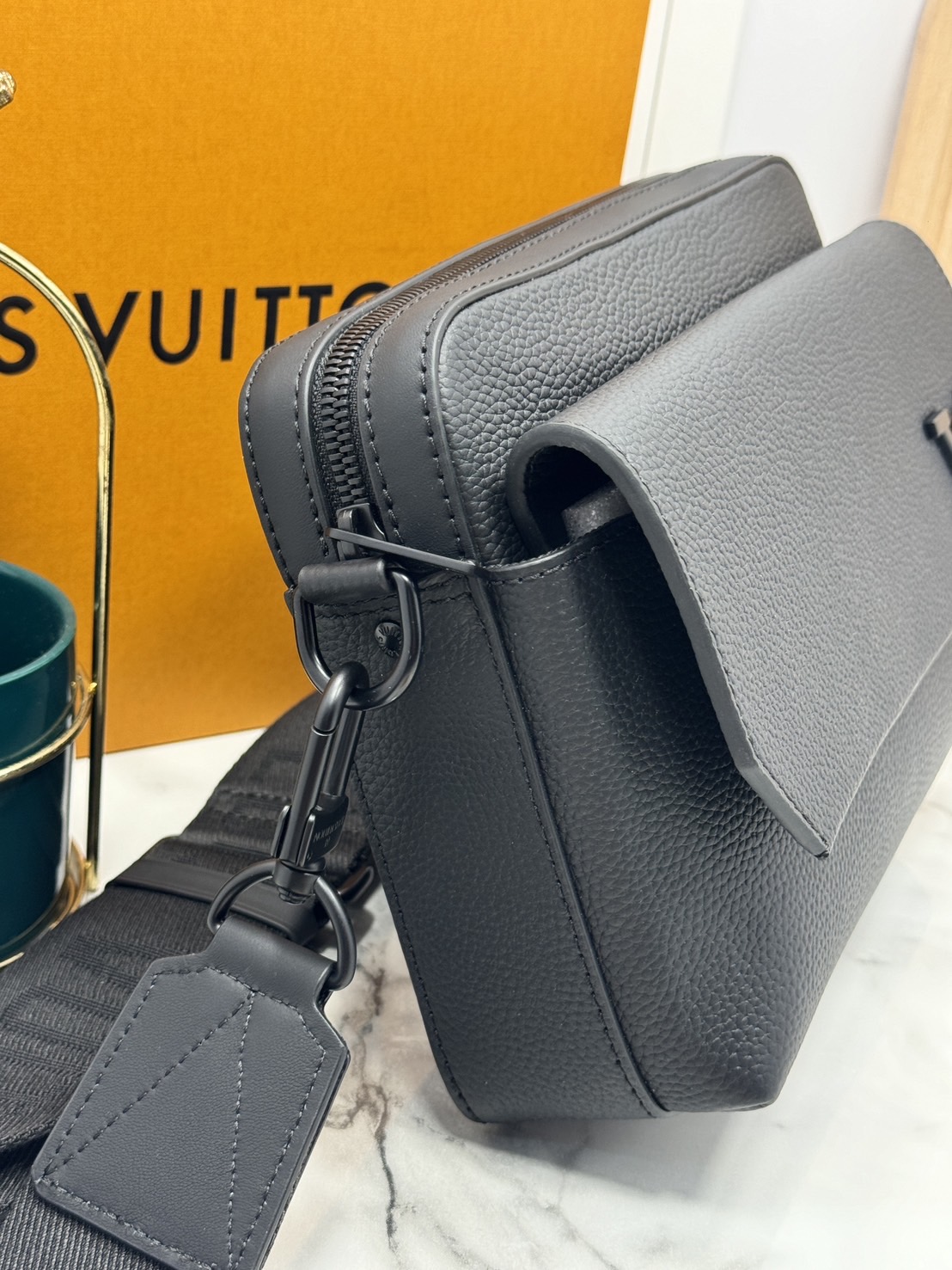 LV Fastline Messenger Bag กระเป๋าสะพาย ทรงแมสเซ็นเจอร์ สีดำเต็มใบสวยคลาสสิก หนังแท้สัมผัสนุ่ม ผสานสไตล์และฟังก์ชันการใช้งานเข้าด้วยกันอย่างลงตัว