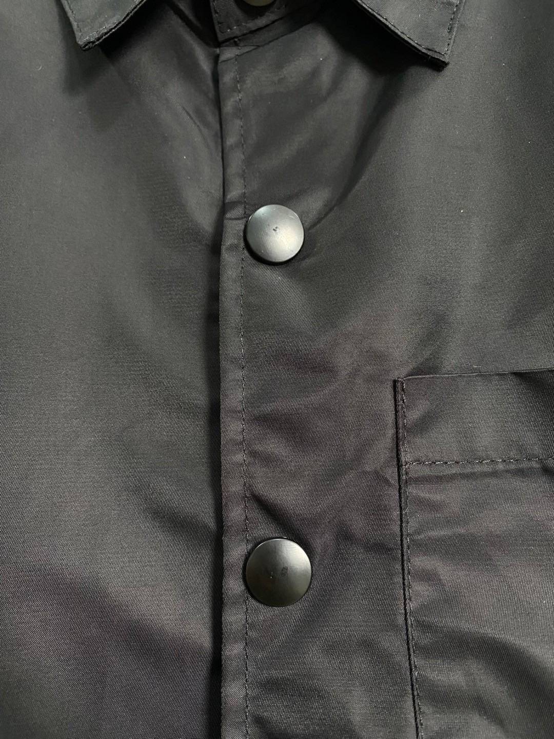 TOP ORI | PRADA Re-Nylon triangle-logo shirt เสื้อเชิ้ต ผ้าลื่น เงา งานละเอียดมากๆ งานVIP 1:1 แนะนำให้ต้องมีเป็นเจ้าของ เสื้อเชิ้ตงานแบรนด์เนื้อผ้าอย่างดีงานนำเข้าจากโรงงานเทียบแบรนด์