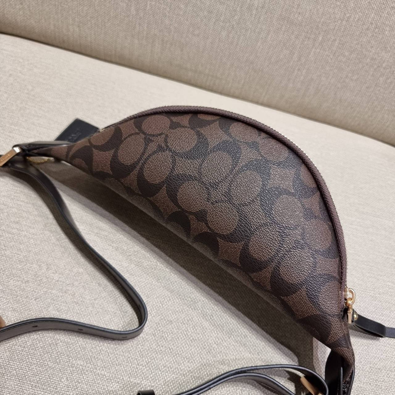 COACH F48740 BELT BAG IN SIGNATURE CANVAS กระเป๋าคาดอกทรง Unisex ที่ขายดีถล่มทลาย!! ขายได้ตลอดปี!! สวยเท่ทุกสี วัสดุหนังแคนวาสเคลือบคุณภาพดี ทนทาน ใช้งานง่าย ภายในเป็นช่องโล่ง เหมาะสำหรับคนที่ชอบพกอะไรง่ายๆ รับรองตอบโจทย์น้า