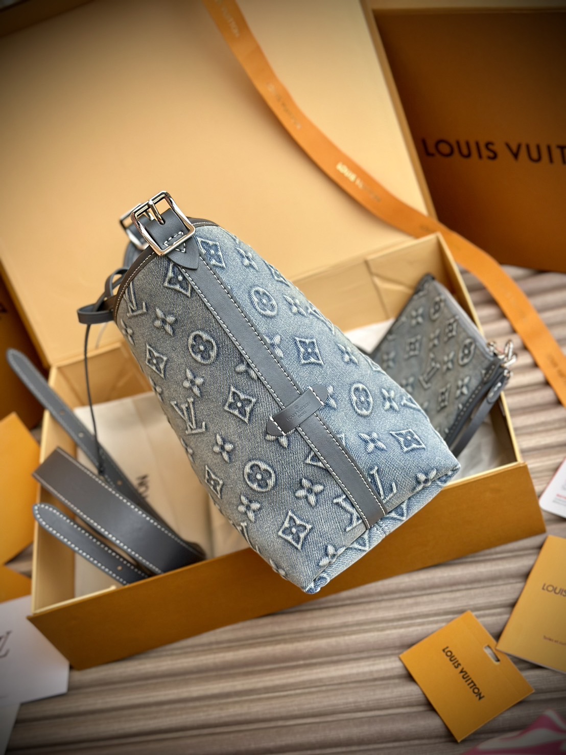 LV Carryall Denim Vintage Tote Bag กระเป๋าทรงโท้ทเดนิมสไตล์วินเทจ รุ่นใหม่ปั้มลายโมโนแกรมบนเดนิมสุดไอคอนิก ที่ใครเห็นต้องเป็นคลั่งรัก ผู้ดี หรูหราได้ทุกลุค ทุกสไตล์