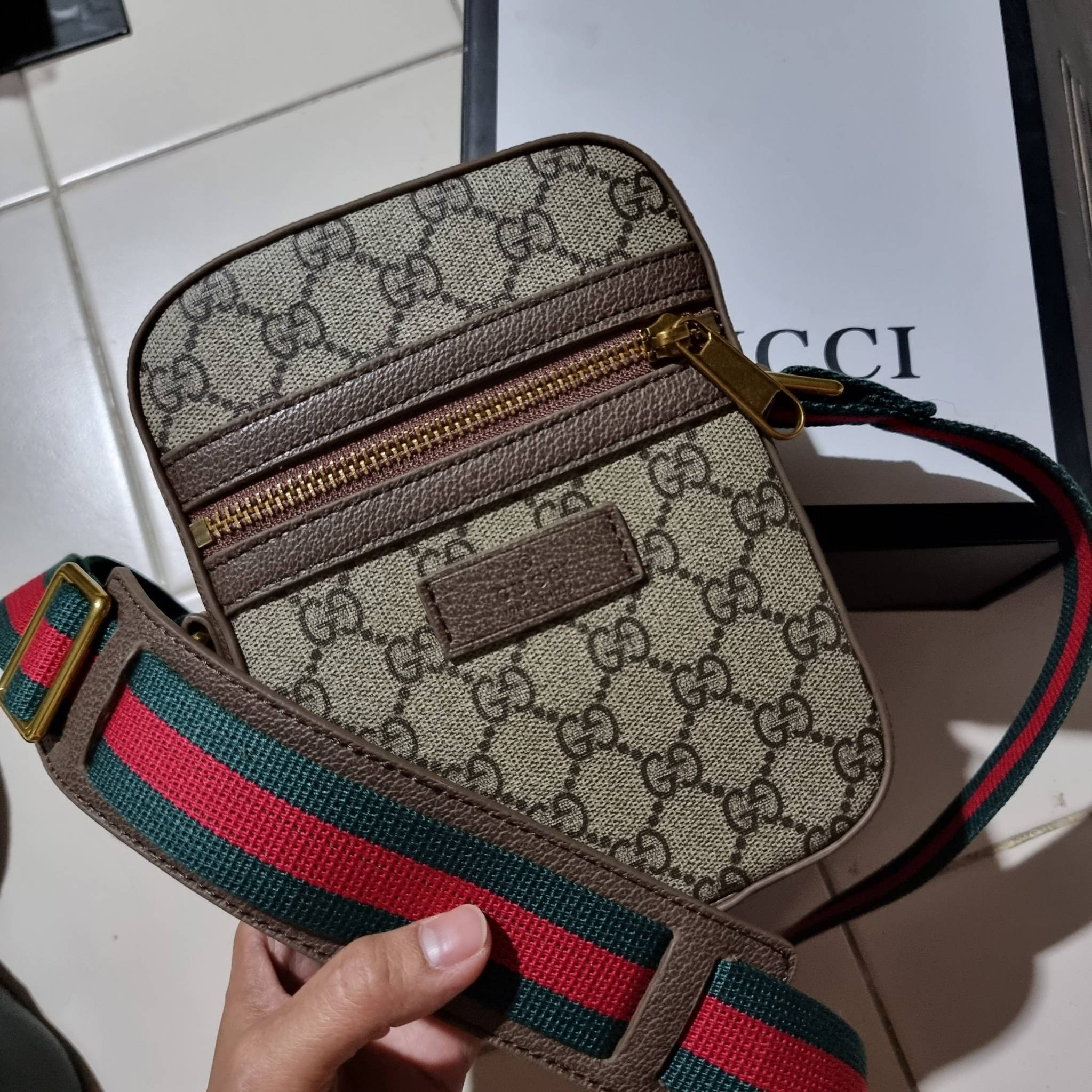 VIP 】GC VIP MINI MESSENGER CROSSBODY BAG กระเป๋าสะพายข้างพรีเมี่ยมกิ๊ฟลุคสปอร์ต เรียบแต่แอบหรู ไซส์มินิ น่าใช้!! วัสดุหนังแคนวาส ไม่ต้องห่วงเรื่องความทนทาน ✔️ ตกแต่งสายคาดหรู เท่ ดีไซน์สีตามสัญลักษณ์แบรนด์ เข้ากันมากๆ!! เปิด-ปิดด้วยซิป ด้านหน้ามีช่