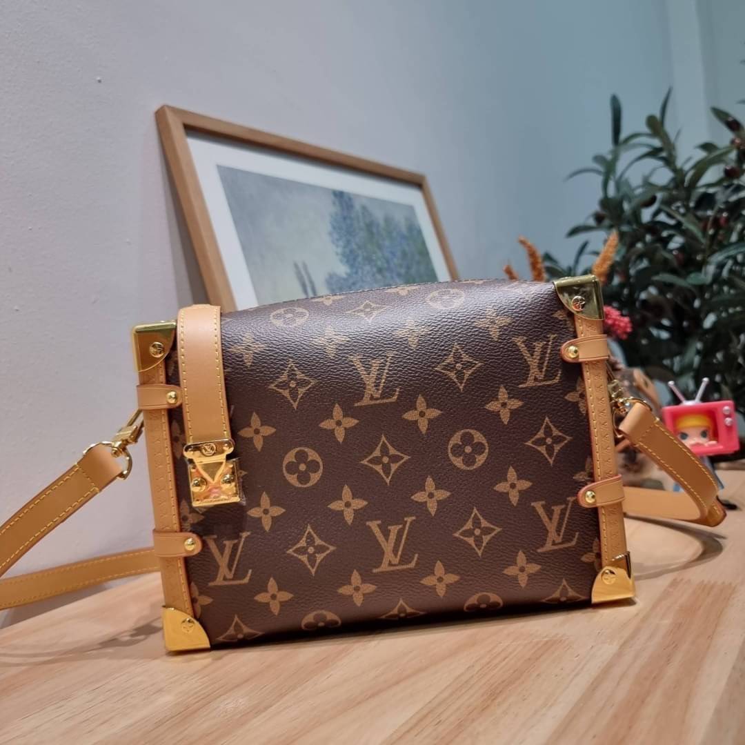 LV SIDE TRUNK MONOGRAM สุดยอดกระเป๋าไอคอนนิค ทรงสวย ใหม่ล่าสุด สวยมีเสน่ห์ รูปทรงกล่อง โดดเด่นด้วยหมุดเข้ามุม ซิปเปิด-ปิดล็อคได้ วัสดุหนังแคนวาส