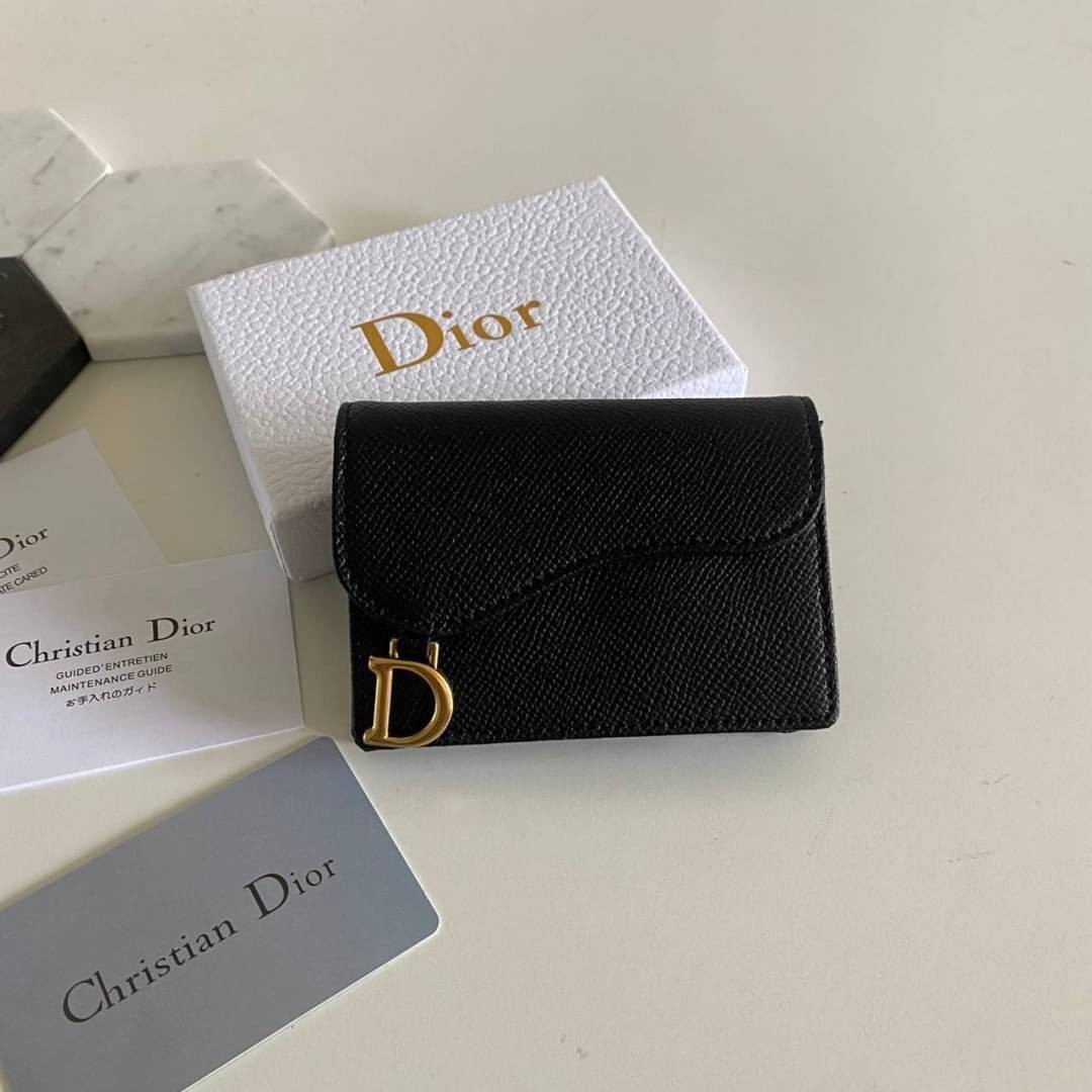 DIOR Wallet calfskin / DIOR SADDLE FLAP CARD HOLDER งานหนังแท้ กระเป๋าใส่เหรียญใส่การ์ดอะไหล่ทอง มาพร้อม กล่อง ถุงผ้า ถุงกระดาษ พร้อมส่งที่ไทย ภาพสินค้าถ่ายจากงานขายจริง ใช้งานต่างประเทศได้
