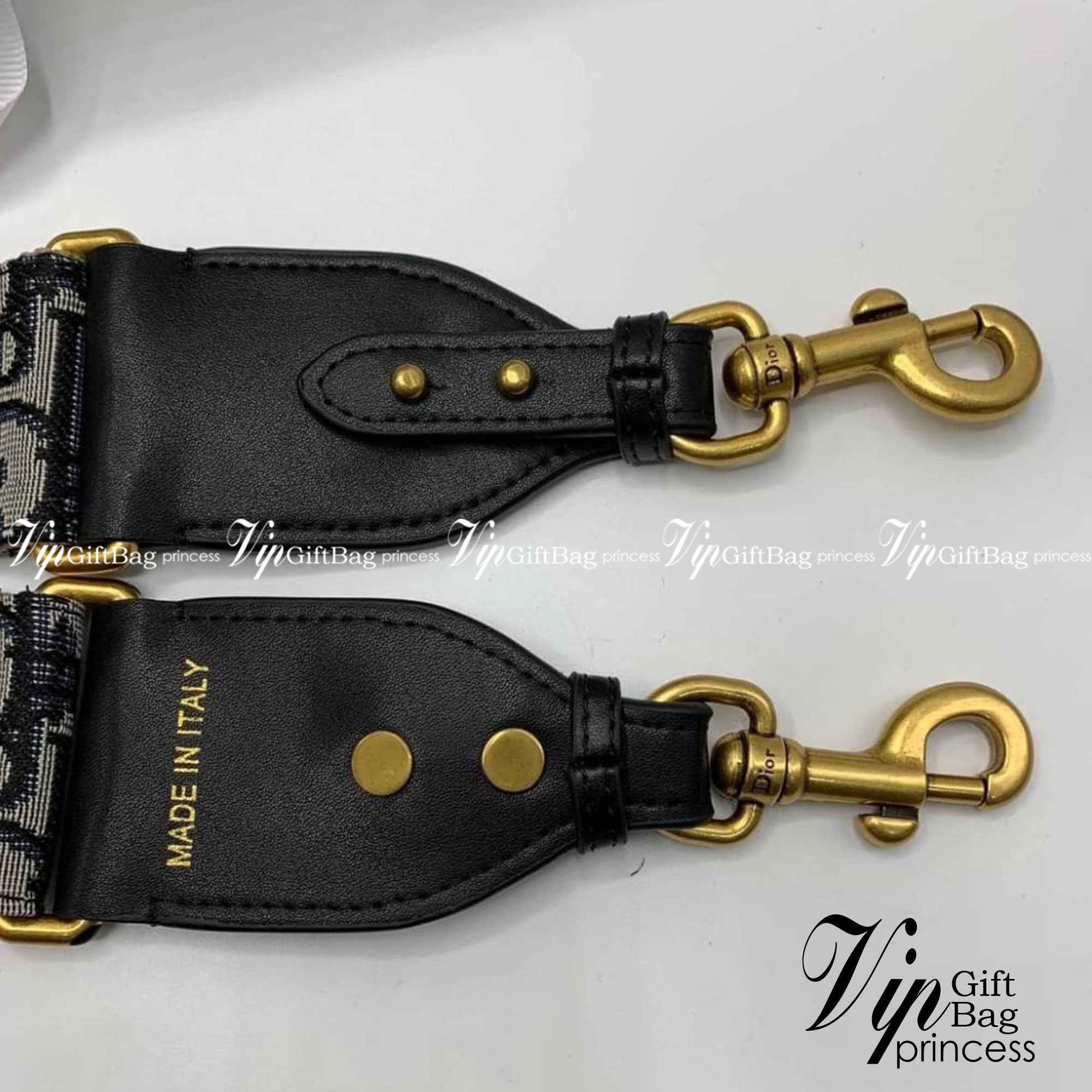 DIOR Saddle Bag Oblique Embroidery กระเป๋ารุ่นยอดนิยม ตามแบบฉบับแบรนด์ งานผ้าแจ็คการ์ดลาย Oblique ลูกเล่นห้อยด้วยตัวอักษร D ตรงหูหิ้วมีกิมมิค CD สีทอง มาพร้อมสายสะพายครอสบอดี้ เรียกว่าจะถือก็ปั้วะ จะสะพายก็ปังไม่ไหว เก็บทุกรายละเอียดงานเป๊ะมากค่ะ