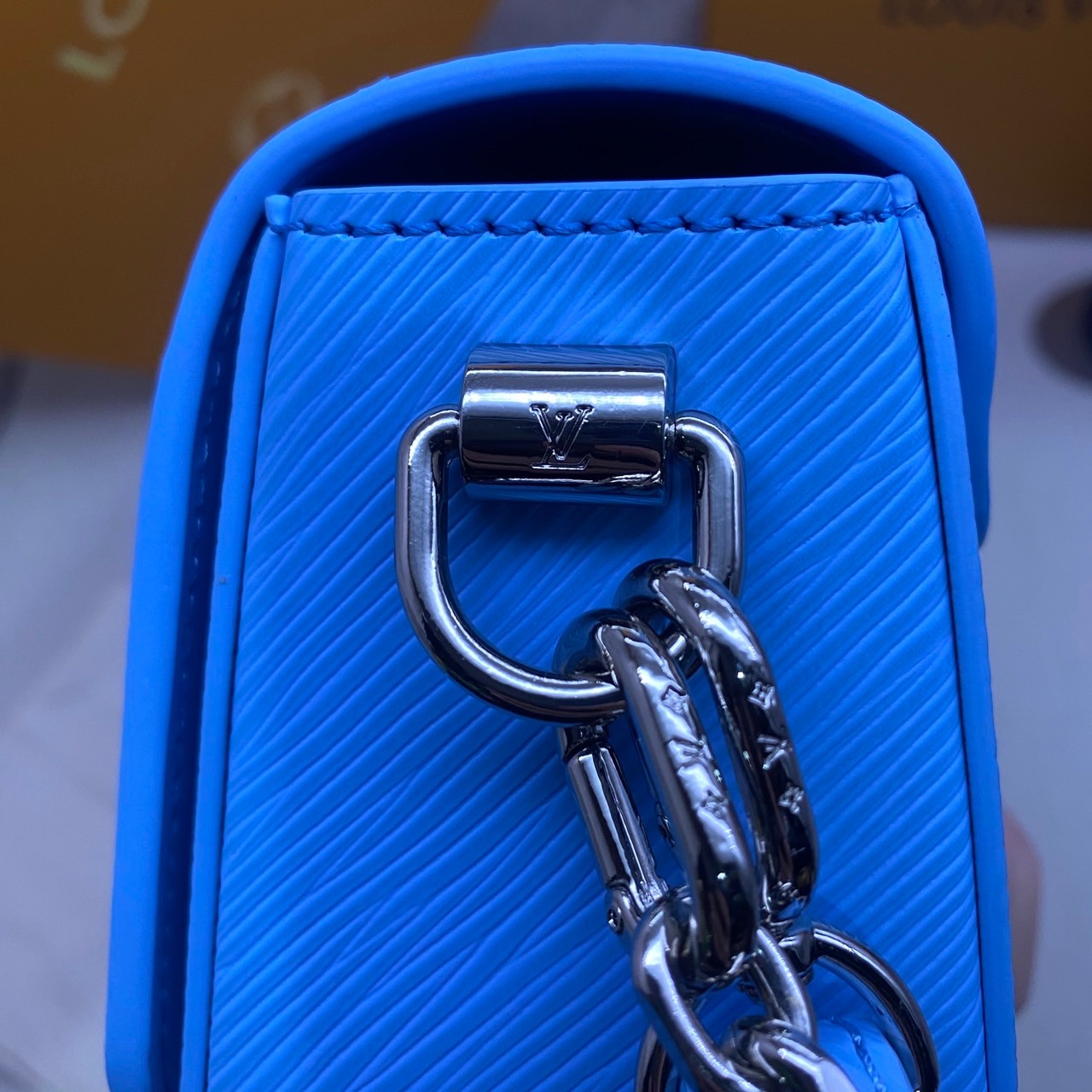 พร้อมส่ง 3 สี LV Twist Bag 24cm กระเป๋ารุ่นทวิสรูปทรงใหม่ หนัง Epi สุดไอคอนิกโลหะสีทองเงางาม เกรดออริจินอล 1:1 สลับแท้ ภาพถ่ายจากงานขายจริง ใช้งานต่างประเทศได้