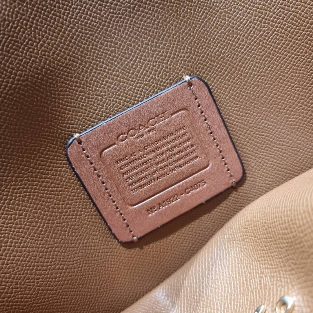 COACH C4075 TATUM CARRYALL IN SIGNATURE CANVAS คอลเลคชั่นใหม่ล่าสุด จัดมาให้ได้สวยก่อนใคร สวยหรูทุกสี!! ลุคผู้ดีต้องมาอีกหนึ่ง กระเป๋าสะพายทรงสวย ที่มาพร้อมสายสะพายไหล่ในตัว และสายครอสบอดี้สำหรับสะพายข้าง วัสดุหนัง crossgrain สวยคมมากๆ ตัวกระเป๋าถูกแบ่งเป