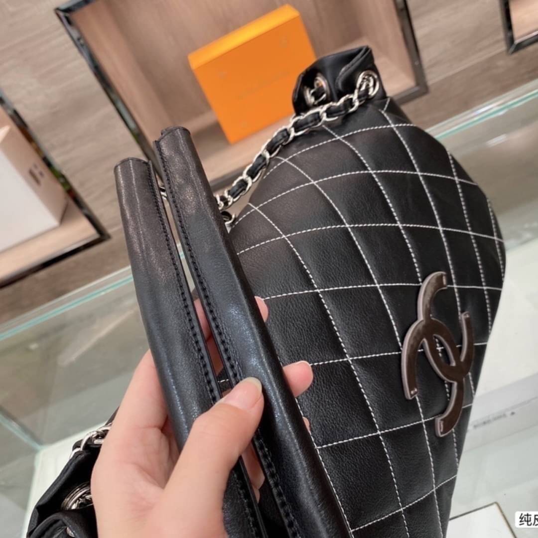 CHANEL Work Bag Black 11” พร้อมส่งที่ไทย Very handy handbag that also serves as a workbag. Can fit Iphone max Pro comfortably. In very good condition.