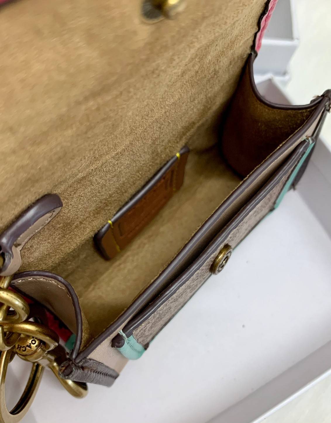 พวงกุญแจสวยๆ ไว้คล้องกระเป๋าใบสวยยกันค๊าา😘 COACH PARKER CHARM COLORBLOCK SIGNATURE ✔️พวงกุญแจจากแบรนด์ Coach สินค้าจำนวนจำกัดนะคะ❗️ ✔️สามารถใช้เป็นพวงกุญแจ//หรือใส่เหรียญด้านในกระเป๋าได้ค่ะ//เปิดปิดแบบกระดุมนะคะ