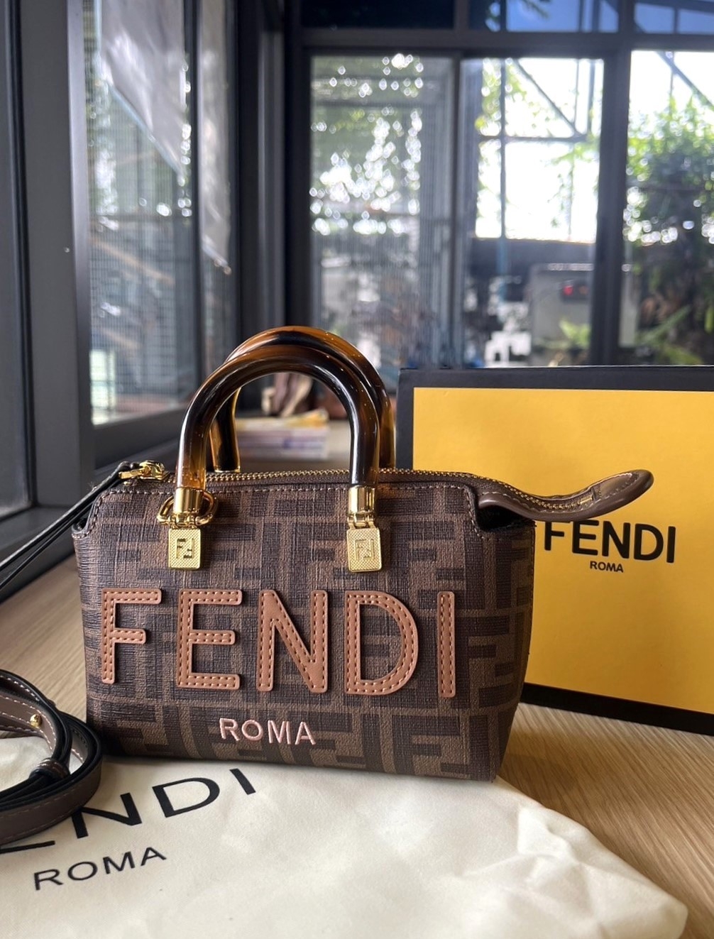 FENDI By The Way Mini Small brown FF fabric Boston bag / FENDI Bag พร้อมส่ง กระเป๋าสะพายใบเล็ก ผลิตจากผ้าแจ็คการ์ดลาย FF เป็นเอกลักษณ์ **สินค้าเกรดออริจินอล 1:1 สลับแท้
