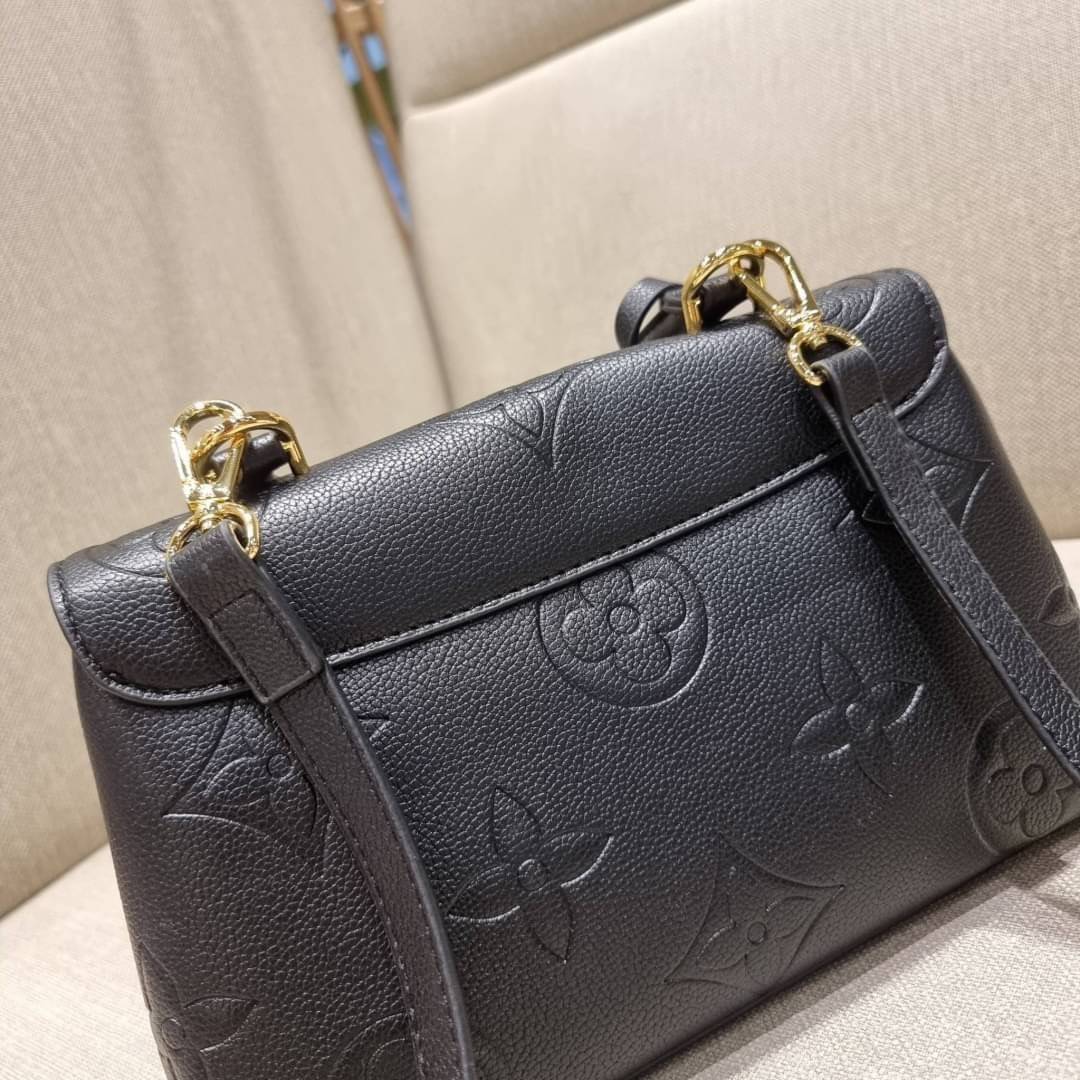VIP 🥂 LV MADELEINE BAG ใหม่ล่าสุด อีกหนึ่งรุ่นคลาสสิคหายาก ที่สาวๆรอคอย กระเป๋าถือ/สะพายข้าง ดีไซน์เรียบง่าย แต่เต็มไปด้วยดีเทลความหรู วัสดุหนังวัวปั๊มลายเอกลักษณ์ เปิด‐ปิดด้วยอะไหล่กดล็อคสีทองหรู และมีพวงหนังห้อยพิเศษแถมมาให้ด้วย ภายในแบ่งสัดส่วน