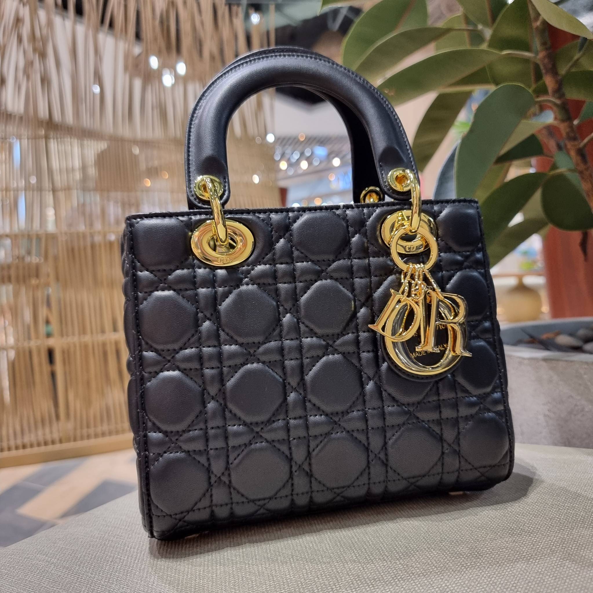 DIOR CD LADY BAG กระเป๋าสะพายข้างพรีเมี่ยมกิ๊ฟสุดฮอต ดีไซน์เรียบง่าย แต่แฝงไปด้วยความหรูหรา ทรงกล่องคลาสสิค โดดเด่นด้วยพวงกุญแจอะไหล่สีทอง วัสดุหนังแท้ มีหูจับในตัวและสายครอสบอดี้สุดเลิศ ที่มาพร้อมอะไหล่ฟอนท์สีทองเรียงร้อยในสายหนัง แต่งเติมดีเทลอัพราคาไปอ