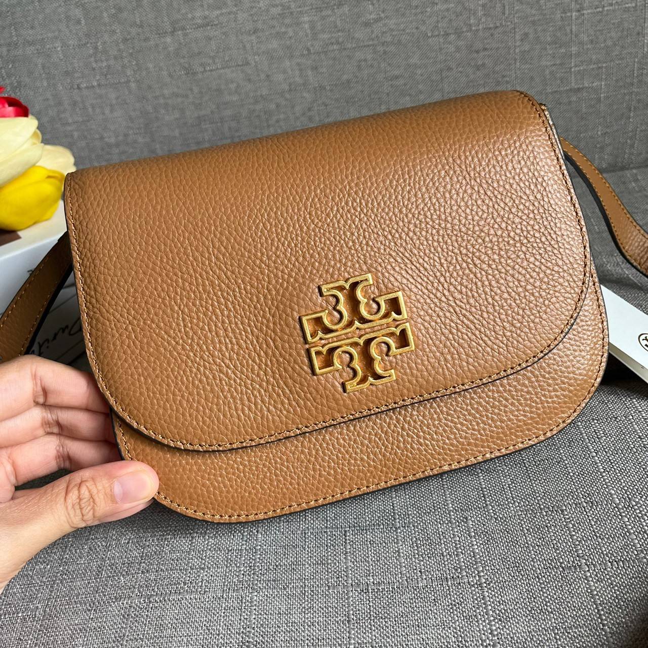 TORY BURCH BRLTTEN SMALL SADDLE BAG / Tory Burch Britten Flap Shoulder Bag กระเป๋าสะพายข้าง วัสดุหนังแกะแท้ ด้านหน้าประดับโลโก้แบรนด์ เปิด-ปิดกระเป๋าแบบกระดุมแป็กแม่เหล็กแน่นหนา ภายในมีช่องหลัก ใส่กระเป๋าเงินใบกลาง มือถือได้ทุกรุ่น มีช่องแยกใส่ของจุกจิกอี