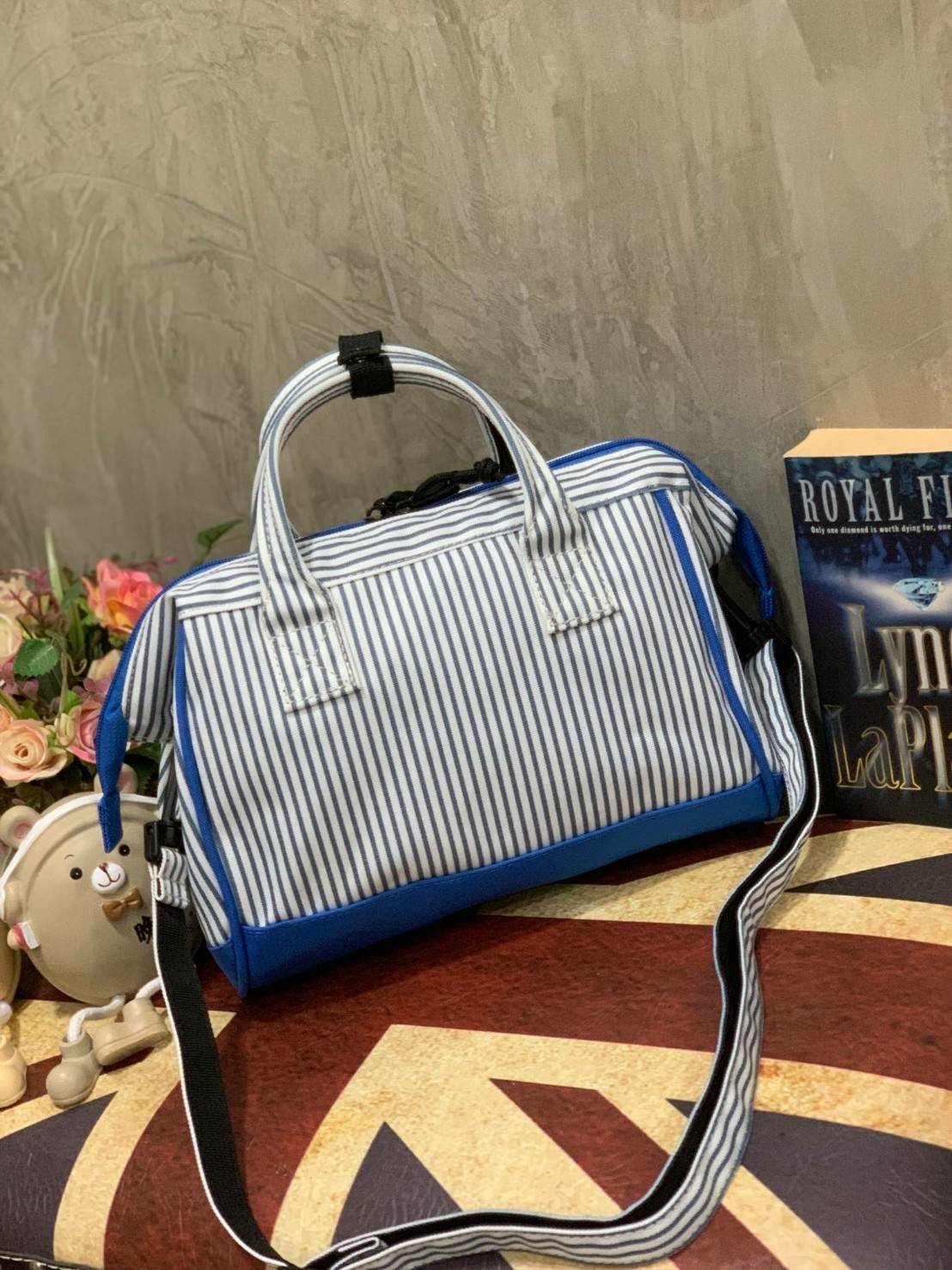 ANELLO MINI SHOULDER BAG MULTI COLOR OS-N047 รุ่นใหม่ชนช้อป!! กระเป๋าสะพายข้าง Multi Colors Collection สีสันสดใสสะดุดตา มี Logo เป็นยางนูนสีดำตัดกับสีกระเป๋า ทำให้ดูน่าใช้มากยิ่งขึ้น (Lining anello) วัสดุpolyester มีลักษณะเฉพาะตัวด้วยสี Two Tone ทั้งตัวกร