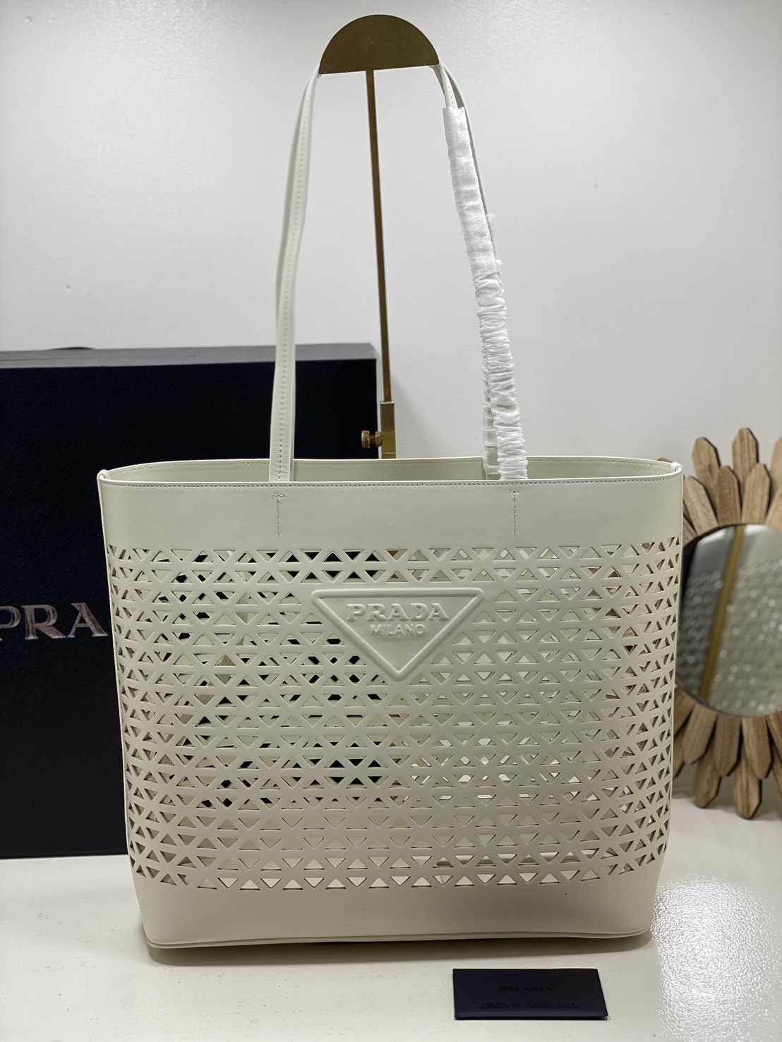 TOP ORI หนังแท้ | Prada Large perforated leather tote bag กระเป๋าทรงโท้ทใบใหญ่ ใจบางที่สุดกับคอลเลคชั่นนี้ ที่เพิ่มดีเทลความแพงด้วยการฉลุลวดลายรอบใบ ถักทอเป็นเส้นลายสานที่สวยงามมาก งานฝีมือจริงๆ