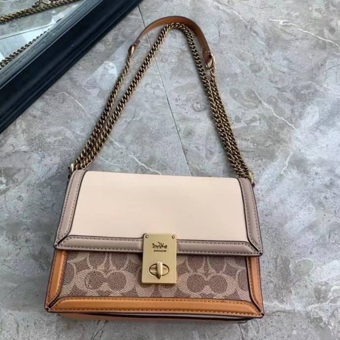 COACH HUTTON SHOULDER BAG IN SIGNATURE CANVAS sold out ไปกันทั่วหน้าในหลายประเทศ กับกระเป๋าสะพายที่สุดของความหรู ดีไซน์คลาสสิควินเทจ ลูกเล่นสีแทนสนิมตัดกับอะไหล่สีทองเหลืองดูย้อนยุคและหรูหรา วัสดุหนังแคนวาสสลับหนังแท้ สายสะพายโซ่สลับหนัง ปรับสะพายได้ 2 แบ