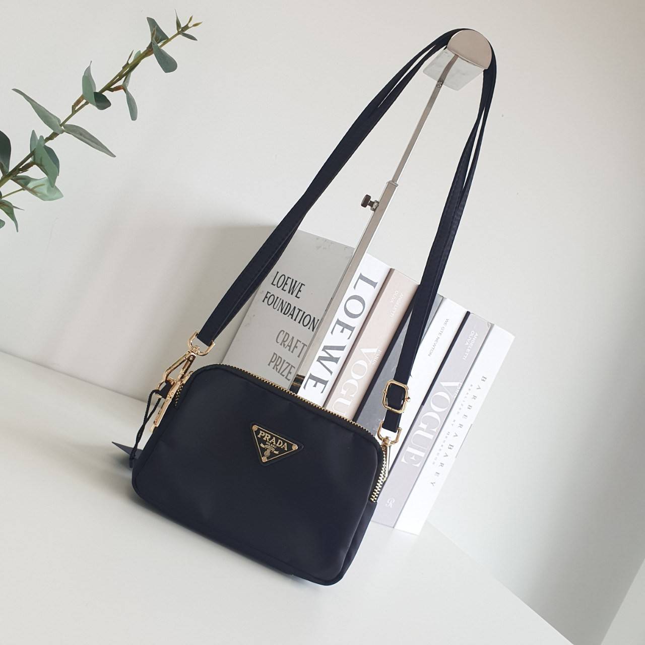 งานพรีเมี่ยมกิ้ฟ จากเคาเตอร์ต่างประเทศ จากแบรนด์ PRADA กับรุ่นขายดี ที่รอคอย Prada 3 zip nylon crossbody bag เป็นกระเป๋าใบเล็ก มีด้วยกันถึง3ช่องใส่ของ ซึ่งเหมาะกับผู้หญิงอย่างเรามาก สามารถแยกของที่จะใส่ได้เลย ตัวกระเป๋าอะไหล่สีทอง ขนาดกะทัดรัด สามารถใส่ I