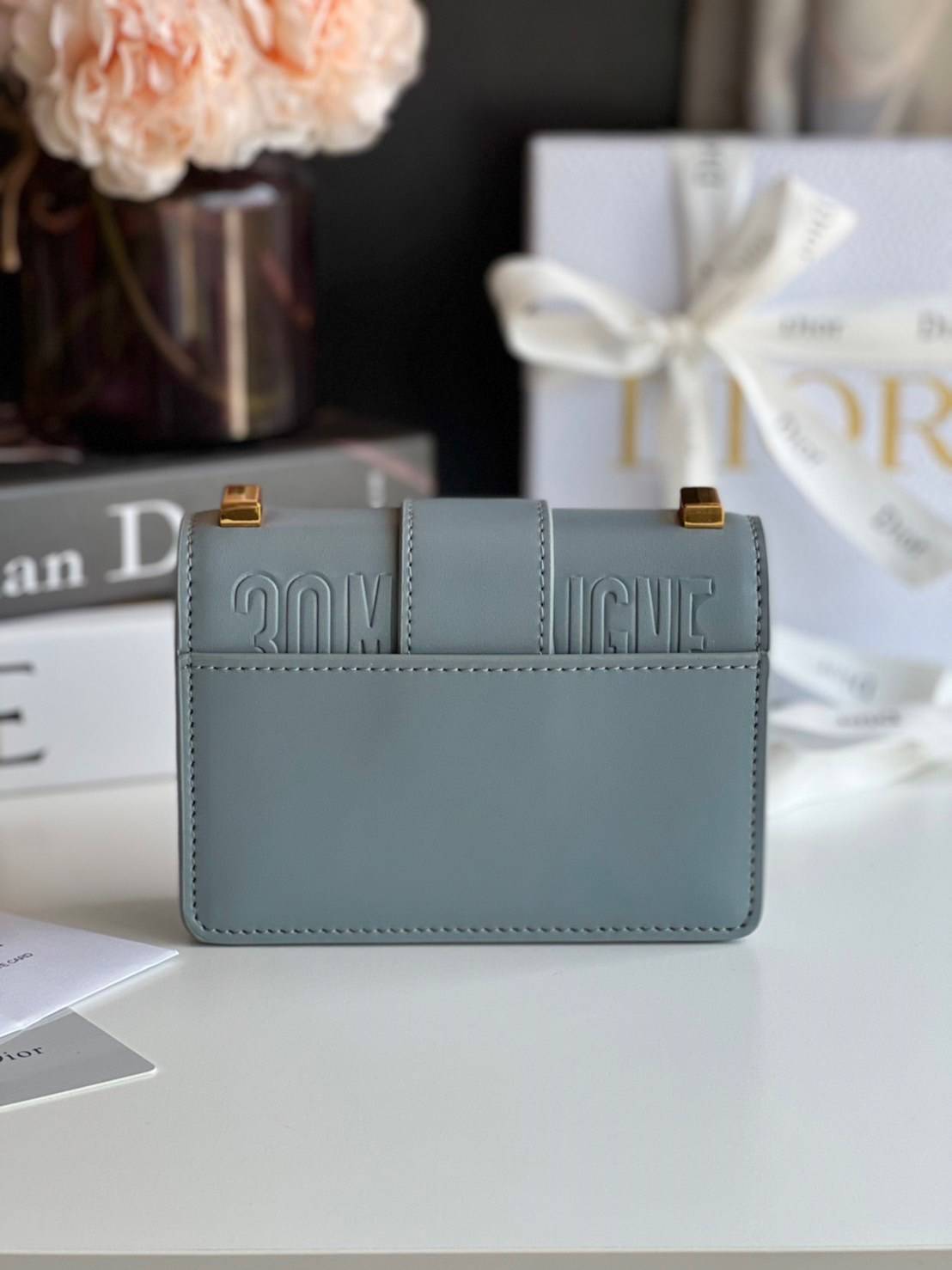 หนังแท้ DIOR Micro 30 Montaigne Bag พร้อมส่งที่ไทย เกรดเทพออริจินอลหนังแท้ สวยมากค่ะ ภาพสินค้าถ่ายจากงานขายจริง ใช้งานต่างประเทศได้ สายสะพายหนังยาวถอดได้ปรับระดับได้ จะสะพายไหล่หรือ CROSSBODY ก็ดูดีลุ๊คนี้คุณหนูมากค่ะ ไอเท็มนี้แนะนำไม่มีเอ้าท์ค่ะ ภาพถ่ายส