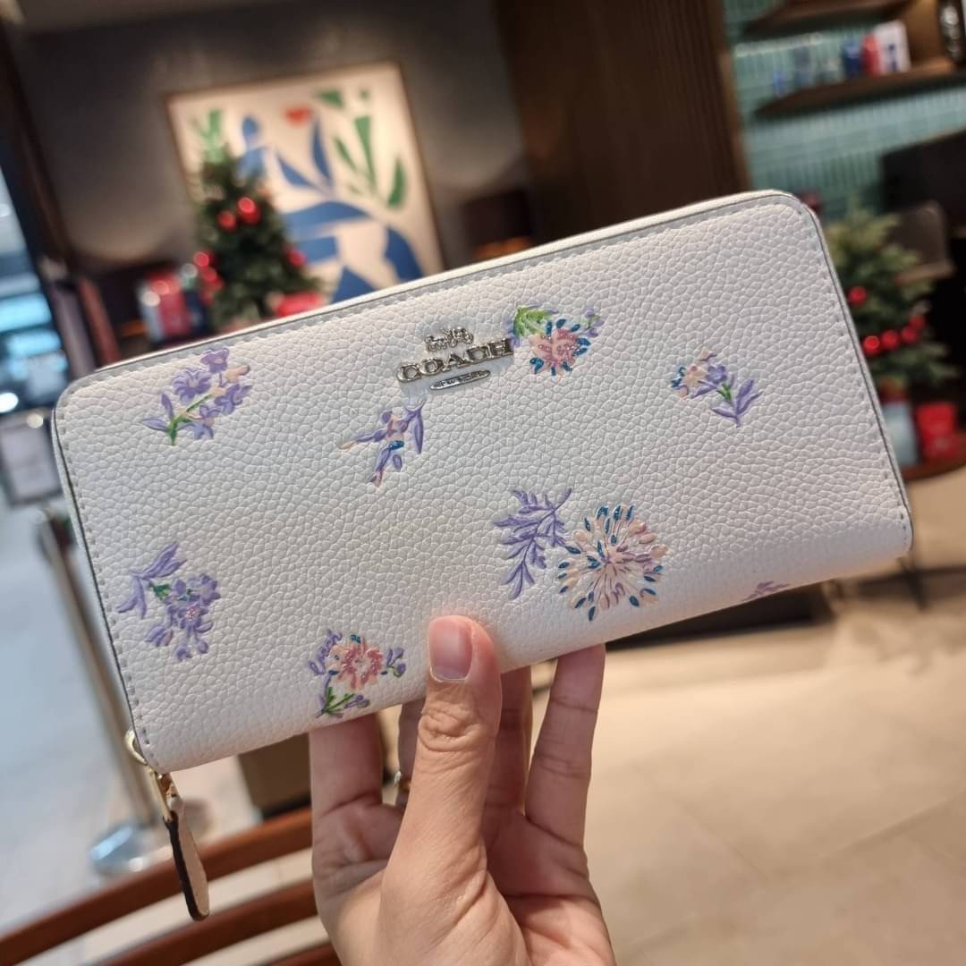 COACH ACCORDION ZIP WALLET IN SIGNATURE CANVAS WITH DAISY BUNDLE / MEADOW PRAIRIE / SPACED WILDFLOWER / DAISY BUNDLE PRINT C0033/F31778/69832 กระเป๋าสตางค์ใบยาว ลวดลายน่ารักน่าใช้มากๆ พื้นเป็นลายซีเอกลักษณ์ วัสดุหนังแคนวาสเคลือบลาย เปิด-ปิดด้วยซิปรอบ ใส่ม
