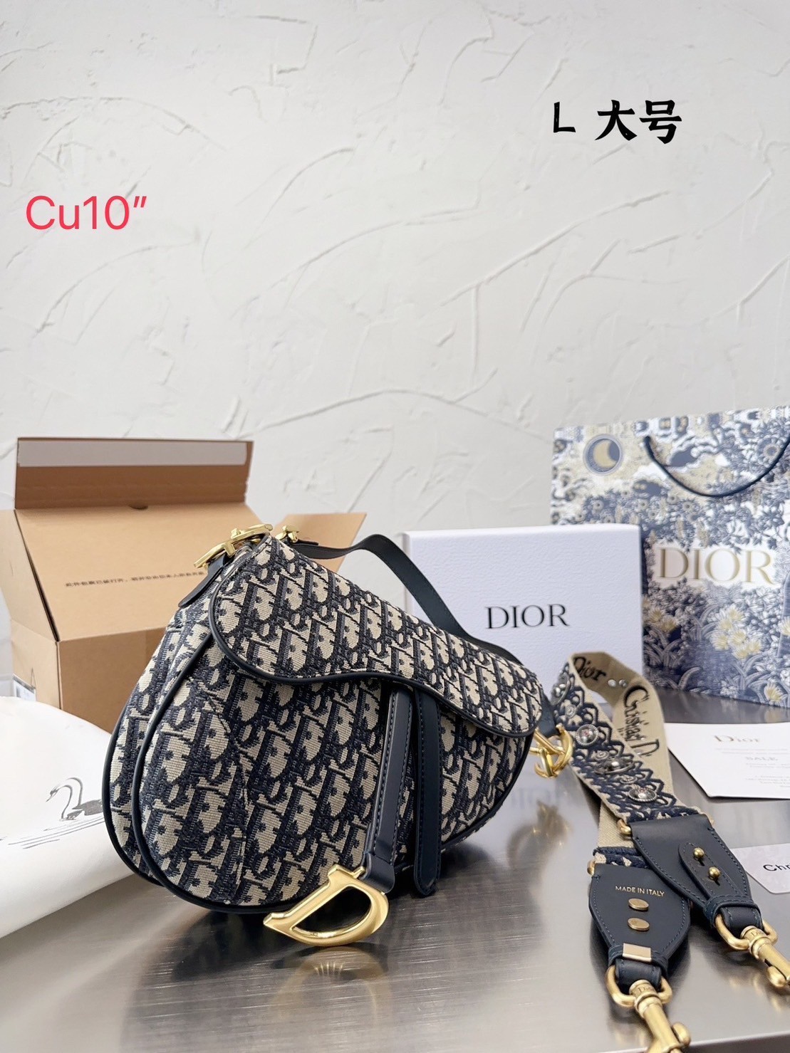 DIOR Saddle Bag with Strap Blue Dior Oblique Jacquard กระเป๋าถือ/สะพาย รุ่นยอดนิยมของแบรนด์ งานผ้าแจ็คการ์ดลาย Oblique ลูกเล่นห้อยด้วยตัวอักษร D สายถือมีกิมมิค CD อะไหล่ทองเงางาม เรียกว่าจะถือก็ปั้วะ จะสะพายก็ปังไม่ไหว เก็บทุกรายละเอียดงานเป๊ะมากค่ะ