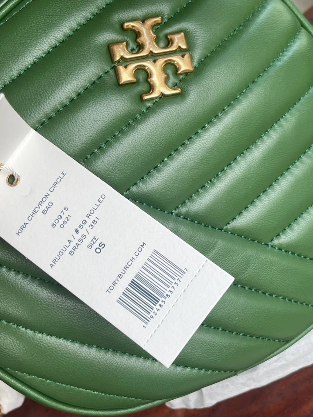 Tory burch Kira Cheron Circle Crossbody กระเป๋าสะพายคาดลำตัวรุ่นนี้โดดเด่นด้วยรูปทรงกลมสุดชิค ขนาดกะทัดรัด พร้อมด้วยหนังกระเป๋าที่ทำจากหนังแท้คุณภาพดี เพราะ Kira Chevron เป็นรุ่นที่ตอบโจทย์และครองใจสาว ๆ ได้อย่างแท้จริง เนื่องจากมีดีไซน์เรียบหรู โดยทางแบร