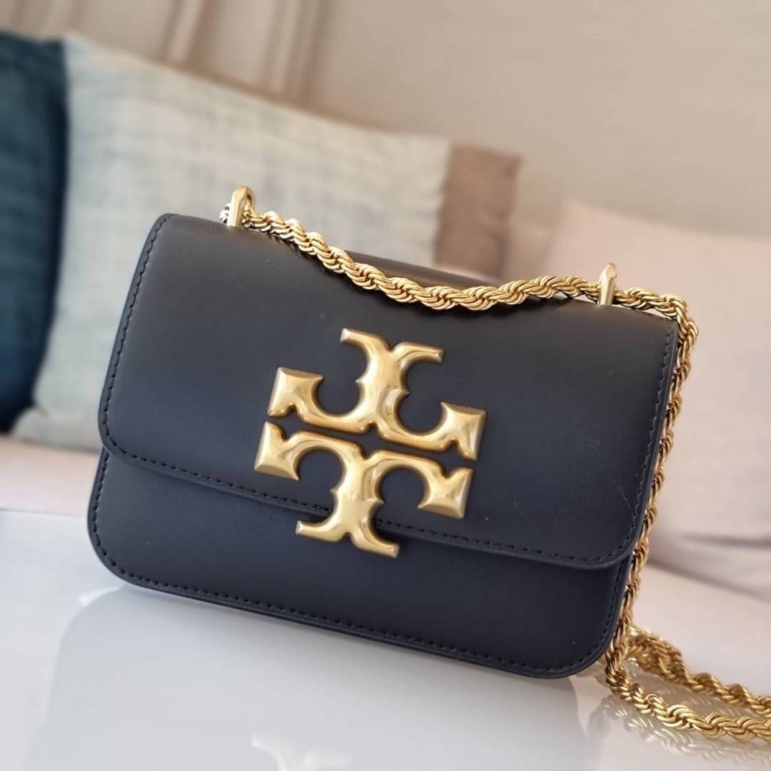 TORY BURCH ELEANOR SMALL CONVERTIBLE SHOULDER BAG ฮอตไอเท็ม รุ่นนี้ขายดีขายหมด สวยหรู คุณหนู ผู้ดี!! หายากมากแล้วน้า กระเป๋าสะพายข้าง ดีไซน์อยู่ทรง ขนาดกำลังสะดวกใช้สำหรับสาว วัสดุหนังแท้เต็มใบ สีทูโทน เปิด-ปิดด้วยแถบแม่เหล็ก ภายในแบ่งสัดส่วนได้เป็นอย่างด