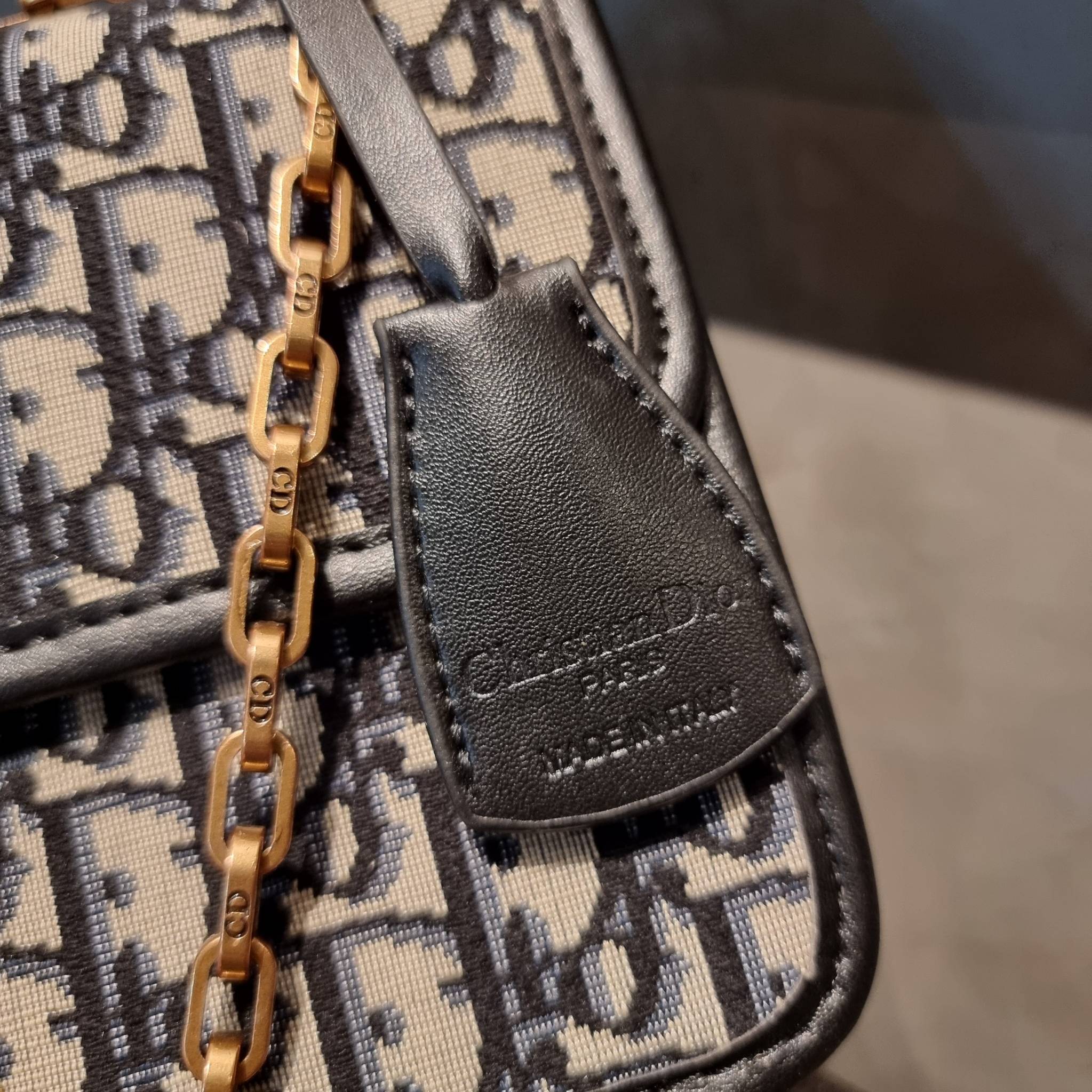 DIOR CD ADDICT FLAP BAG กระเป๋าสะพายดีไซน์คลาสสิค สวยผู้ดี โดดเด่นด้วยโลโก้และอะไหล่ตัวล็อคสีทอง เพิ่มดีเทลความหรูขึ้นไปอีก วัสดุผ้าแคนวาสทอลวดลายเอกลักษณ์ ภายในเป็นช่องโล่ง มีช่องซิป สายสะพายโซ่ในตัว ปรับใช้ได้ 2 แบบ สะพายข้าง หรือสะพายโซ่คู่ที่ไหล่ก็สะด