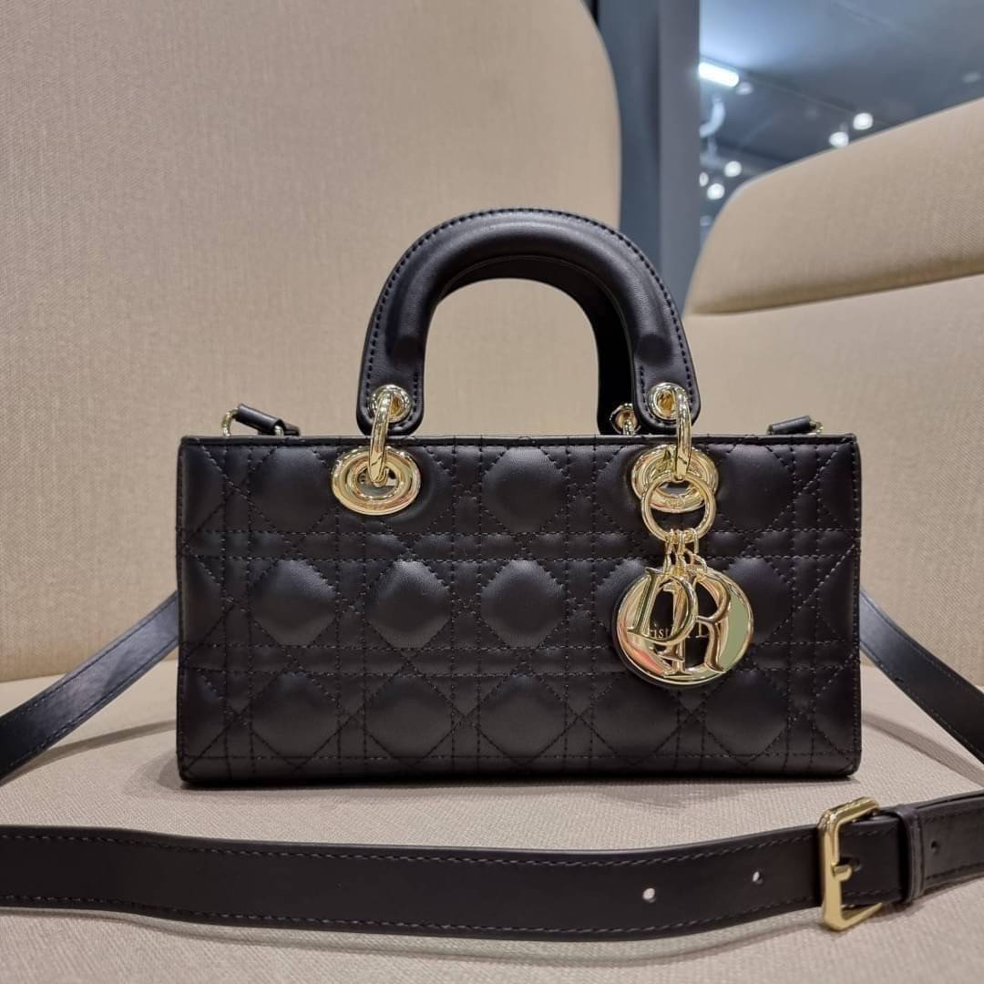 Medium Lady D-Joy Bag Cannage Lambskin / CD LADY D-JOY BAG ดีไซน์ใหม่ อัพเลเวลความหรู กับกระเป๋าสะพายข้างที่รอบนี้ดีไซน์รูปทรงโฉมใหม่ ใช้งานง่ายขึ้น สะดวกใช้มากขึ้น