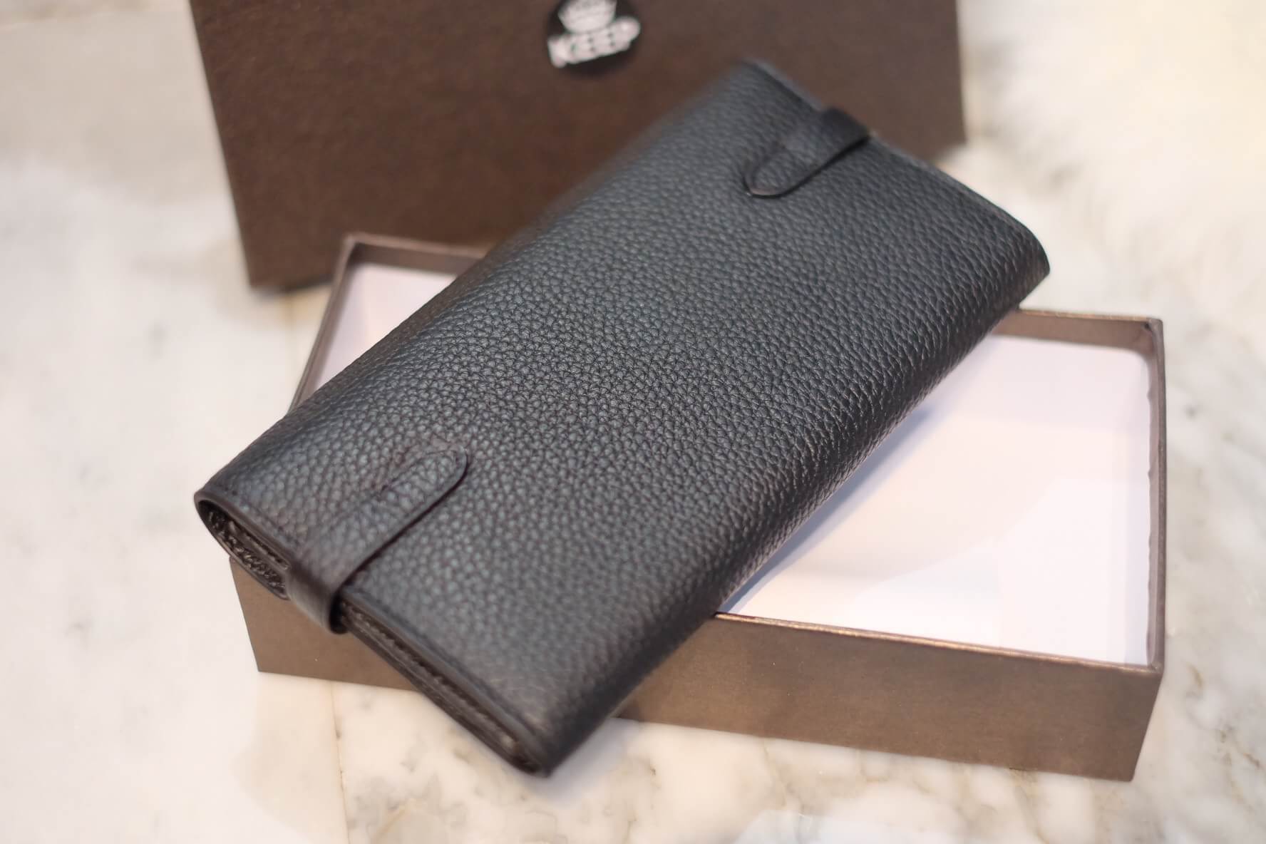 New arrival! Keep wallet milano leather bag มาใหม่ งานกระเป๋าสตางค์ใบยาว จุดเด่น หนังวัวแท้สวยๆ ลายหนังชัดสวยมากๆคะ ตัวกระเป๋าทรงสุดฮิตไม่ควรพลาด หนังดูแลรักษาง่าย ทนทานคะ อะไหล่ทองหรู ดีงามที่สุด ภายใน มีช่องใส่บัตรเยอะ พร้อมช่องใส่เหรียญ อย่างดี ใส่มือถ