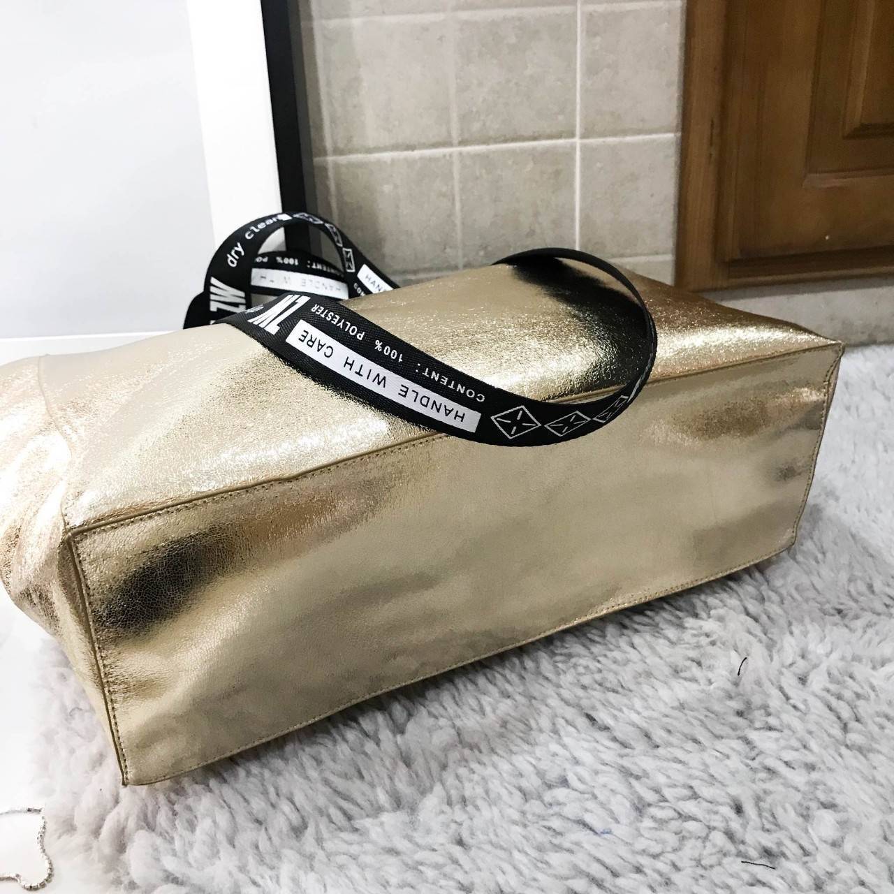 Zara shopper bag กระเป๋าสะพายสี mettalic สุดชิค จากแบรนด์ Zara ค่ะ น้ำหนักเบา สาย print สีดำลายเพิ่มดีเทล มีสายสะพายไหล่ ภายในโล่งกว้าง เปิดปิดด้วยกระดุมแม่เหล็ก ใบนี้จะใช้ไปเรียน ไปทำงานหรือไปเที่ยวก็เหมาะค่ะ